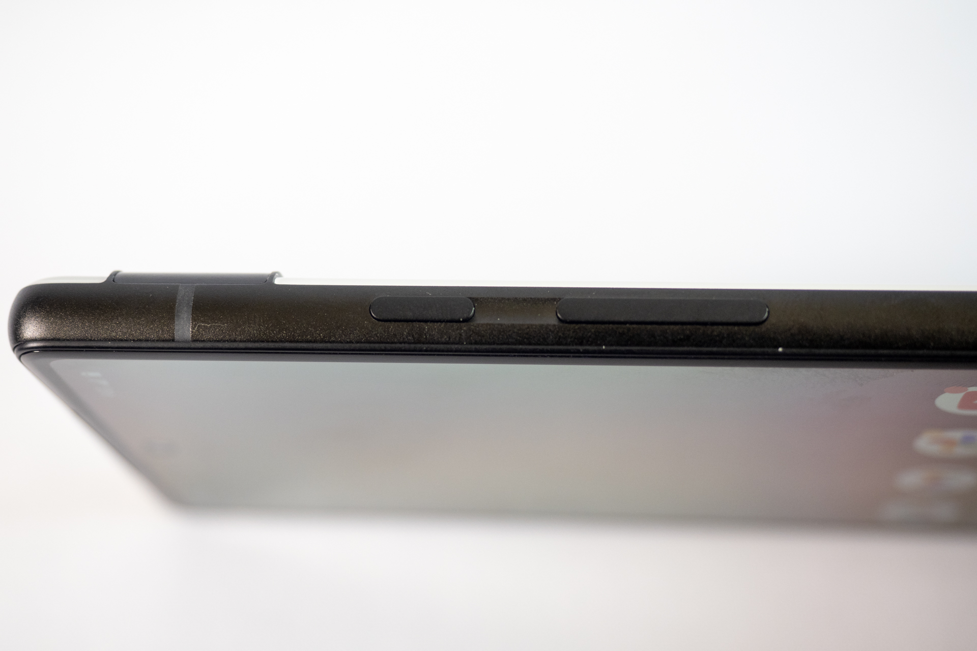 電源ボタンと音量ボタンの配置が、一般的なAndroidスマートフォンとは逆