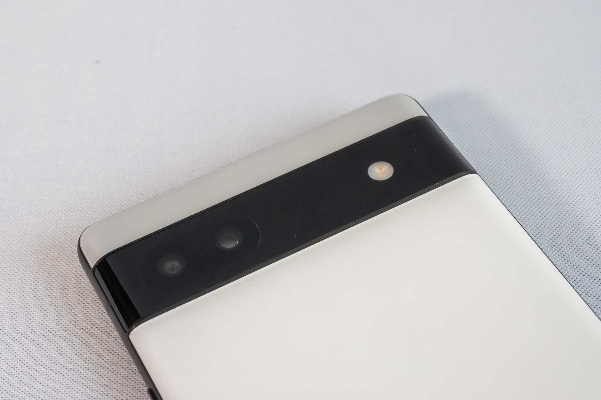 カメラは広角と超広角のデュアル仕様