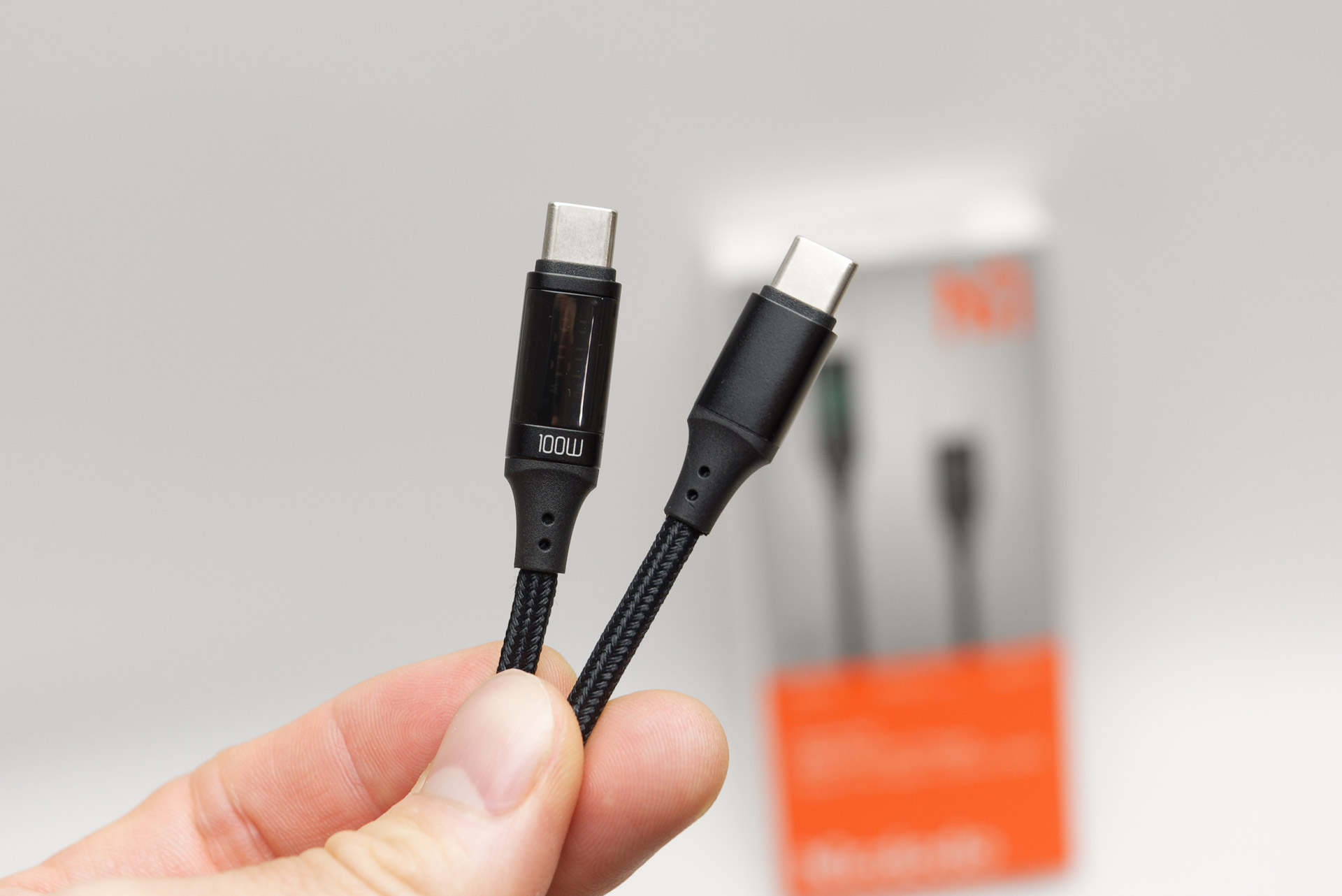 コネクタ部に小型ディスプレイを内蔵。通常のコネクタとあまり変わらないサイズに収まっている