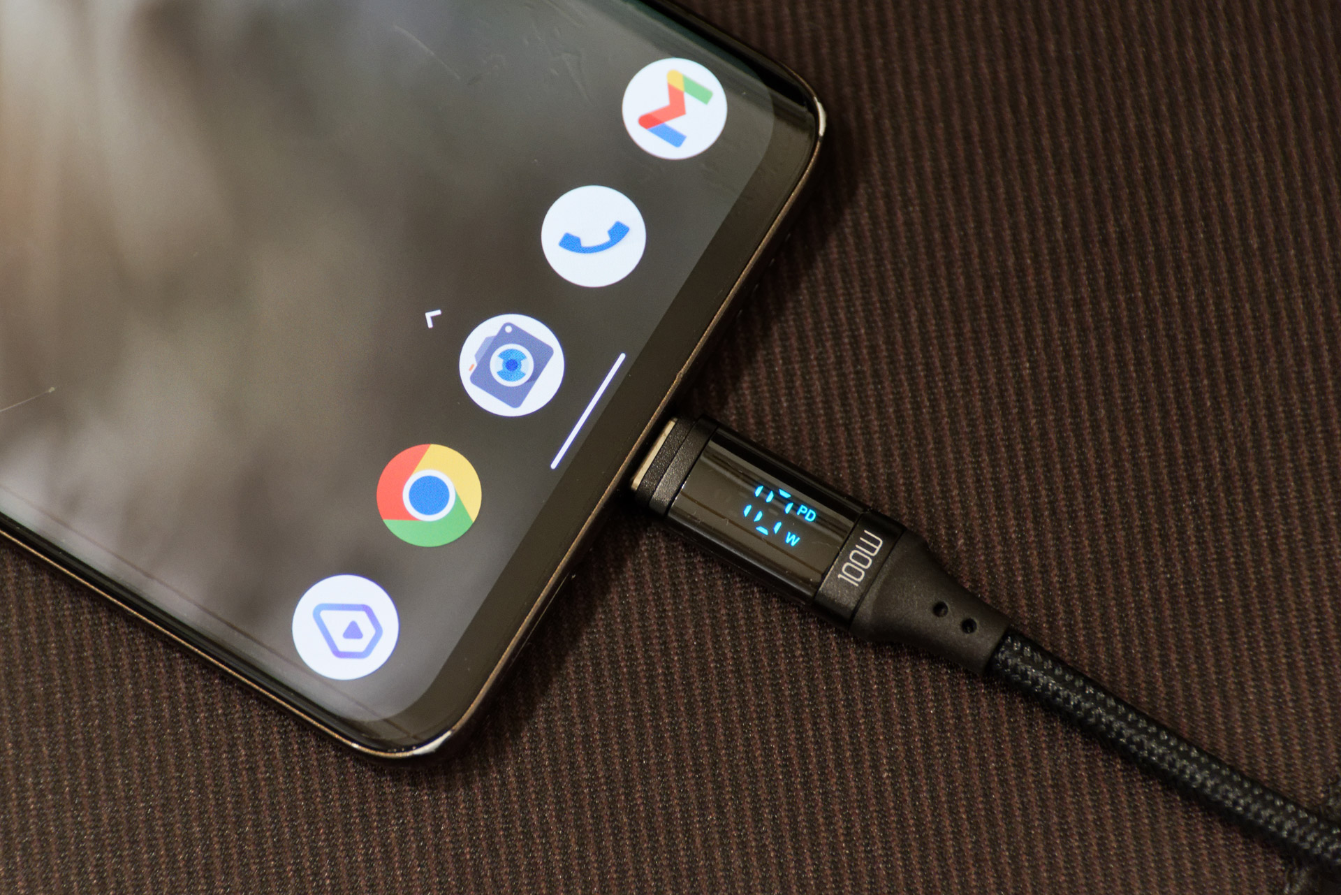 スマートフォンに接続。10W前後でしか充電されておらず、体感で遅かったのもうなずける