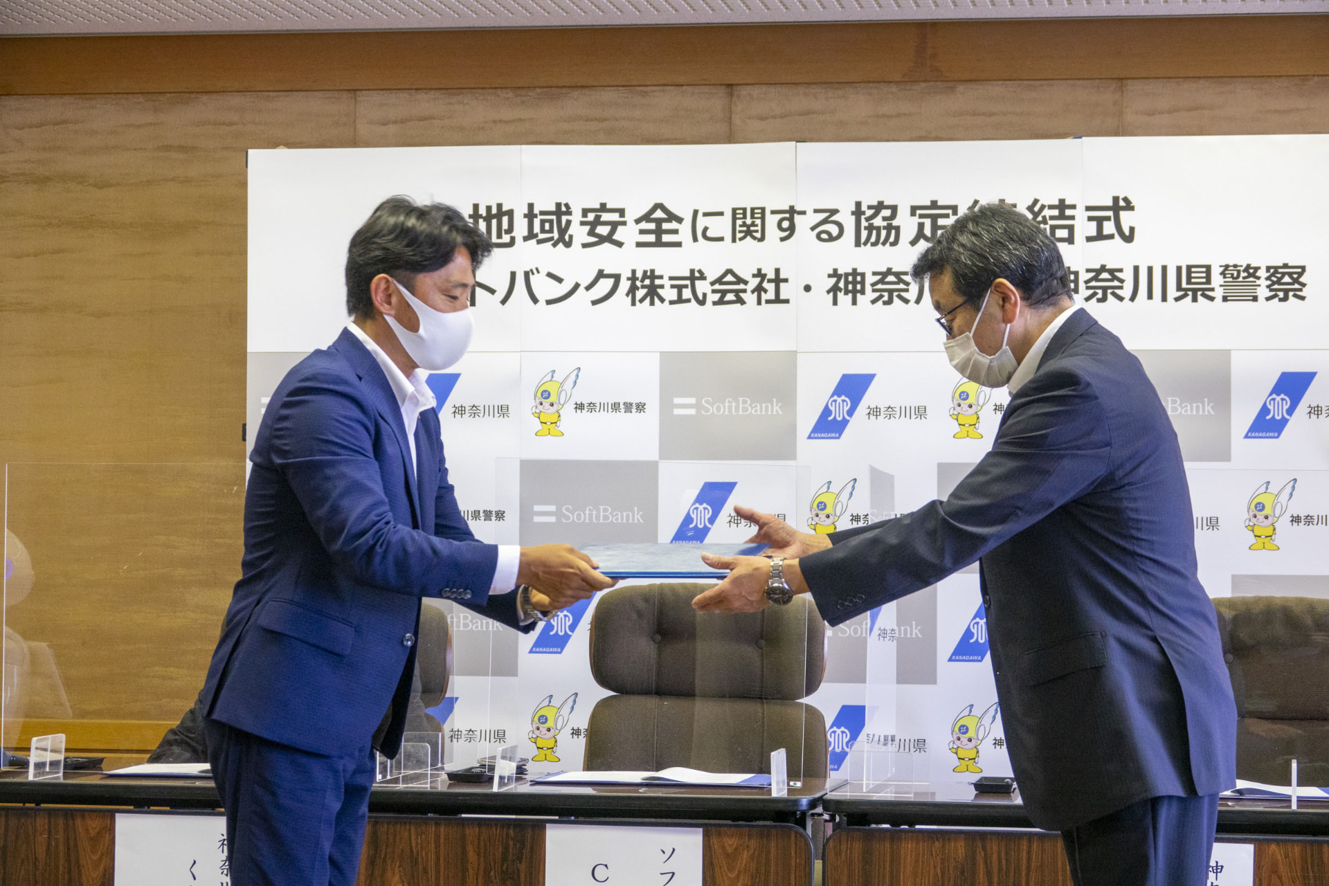 対策支援物品贈呈のようす。左から、ソフトバンクCSR本部長の池田昌人氏と神奈川県警察本部生活安全部長の則次 誠二郎氏