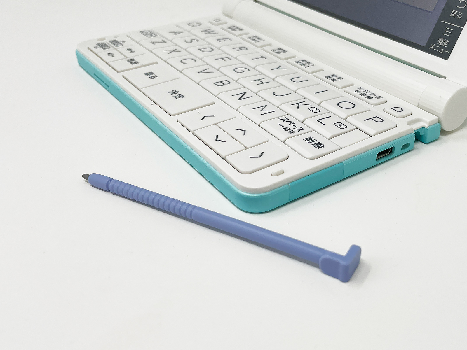 タッチペンが付属。キーボードのほか、画面をタッチして操作可能です。