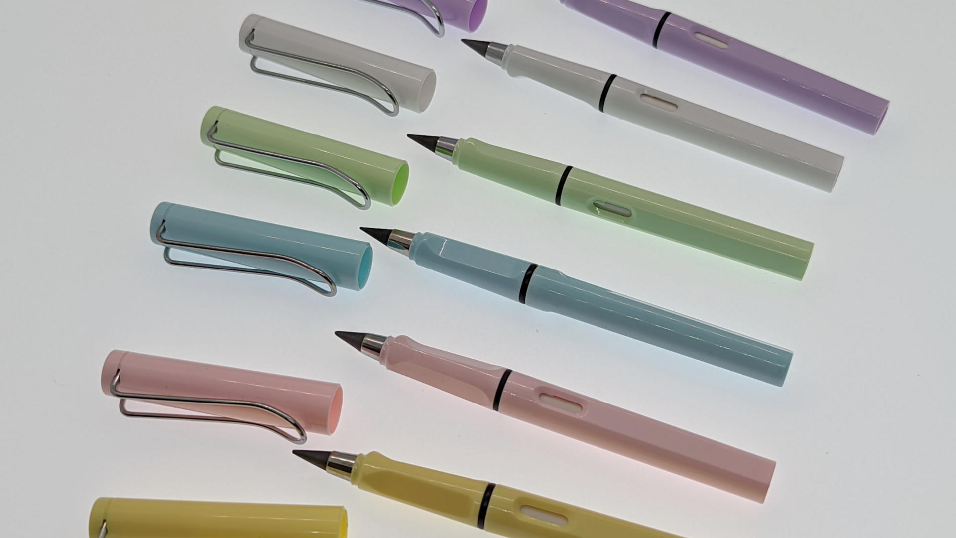 マカロンカラーのキャップを取り外すと永久鉛筆の金属芯が露出する。金属芯もネジ式で取り外せる。内部には丸軸の消しゴムも備えられている