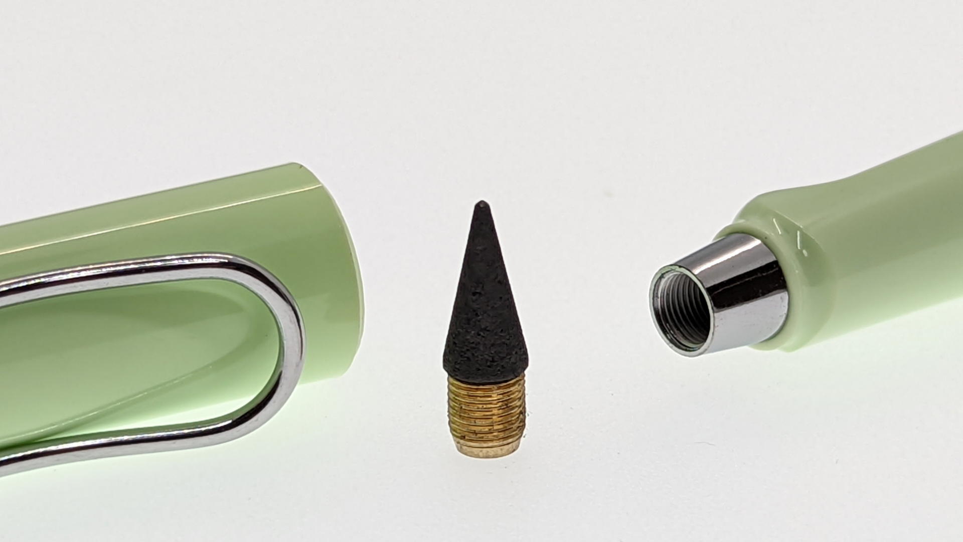 マカロンカラーのキャップを取り外すと永久鉛筆の金属芯が露出する。金属芯もネジ式で取り外せる。内部には丸軸の消しゴムも備えられている