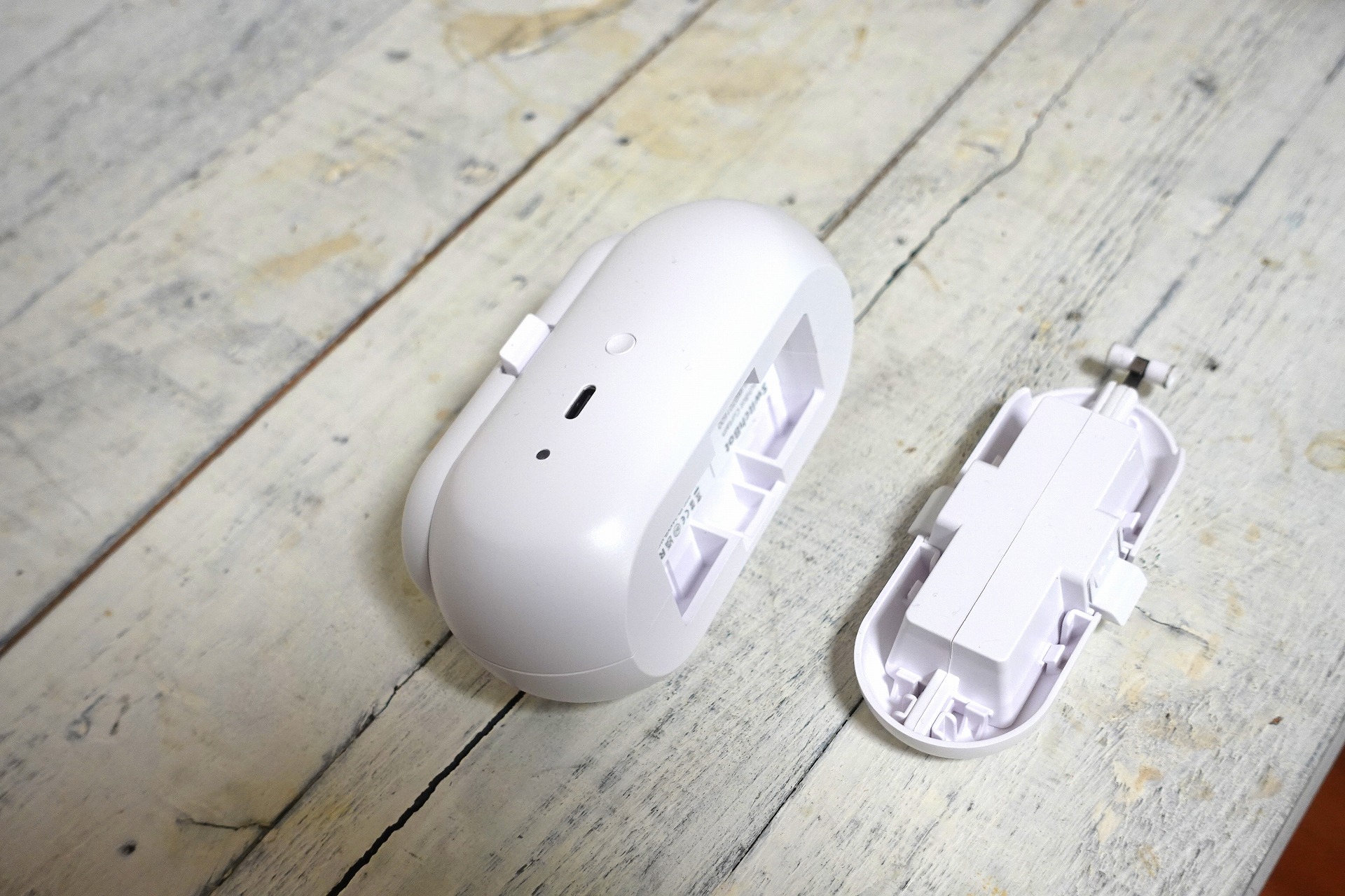 本体背面にUSB Type-C端子を装備し、充電できる。満充電で約8か月使える。