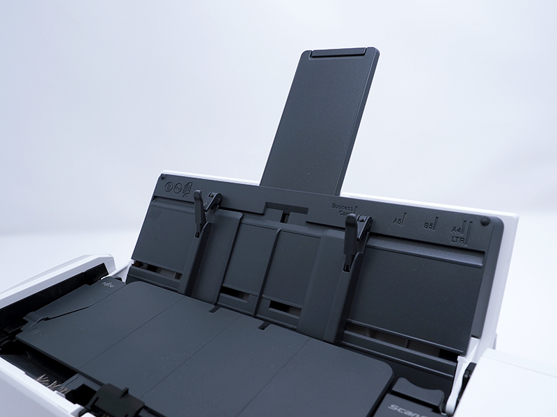 ふたを開けると、書類を受けるシューターが連動して立ち上がる