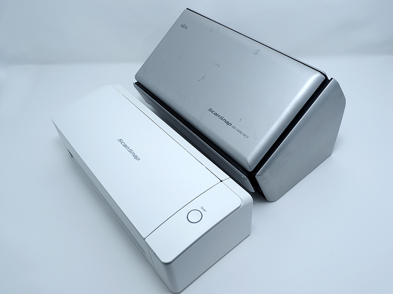 新旧機種比較。グレードが違う製品同士の比較なのでご参考まで。旧機種のヤレ具合が12年の歳月を物語っている