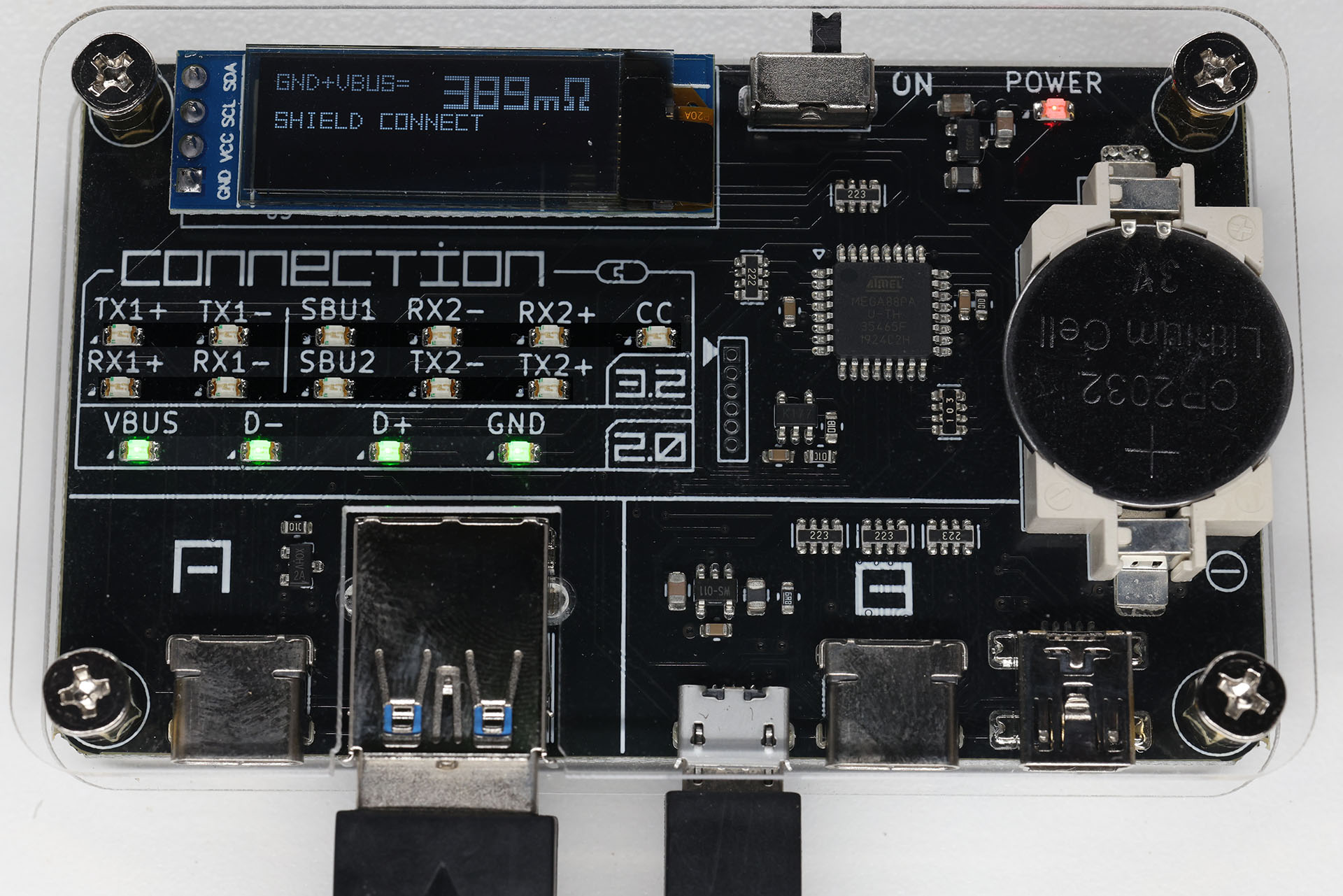 USBケーブルをつないだら、「CONNECTION」セクション下段（USB 2.0の箇所）のLEDがすべて点灯した。これはデータ通信にも充電にも対応しているUSB 2.0ケーブルであることを示している。上部のディスプレイにはケーブルの抵抗値（ミリオーム）が示され、このケーブルはまあ普通だけどちょっと抵抗値が高めかナ、的な雰囲気だ。