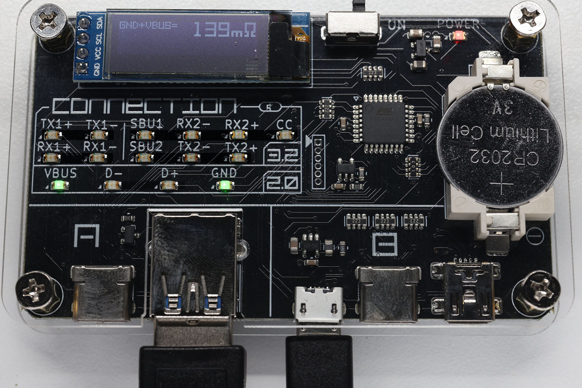 別のUSBケーブルをつないでみる。「CONNECTION」セクション下段の「VBUS」と「GND」のみが点灯し、このUSBケーブルは充電専用であることがわかった。