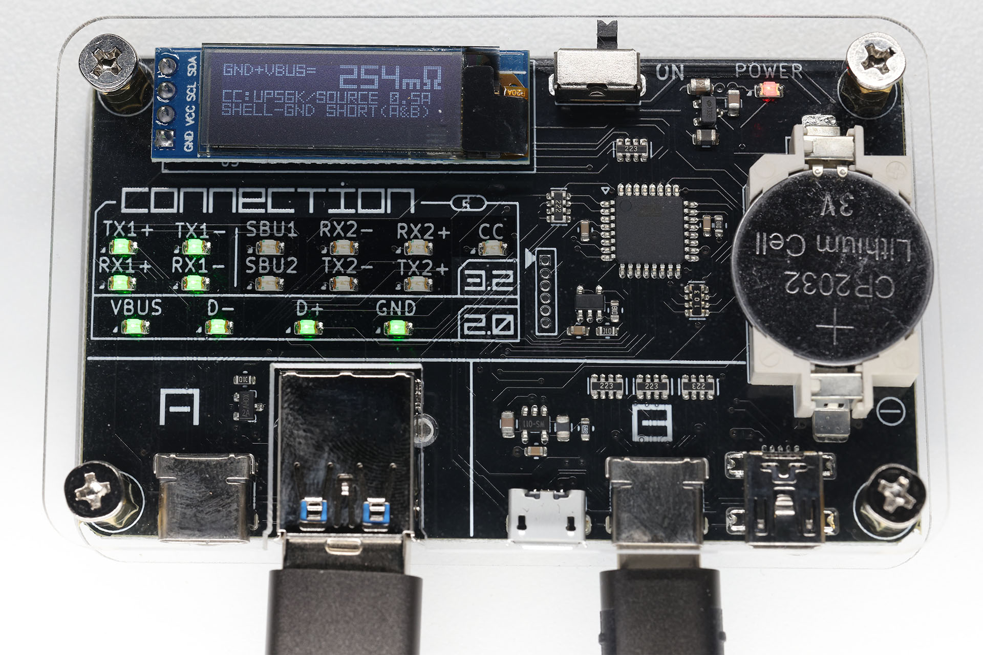 こちらはUSB 3.2対応であるものの、データ通信はさほど速くないケーブルでのLED表示。