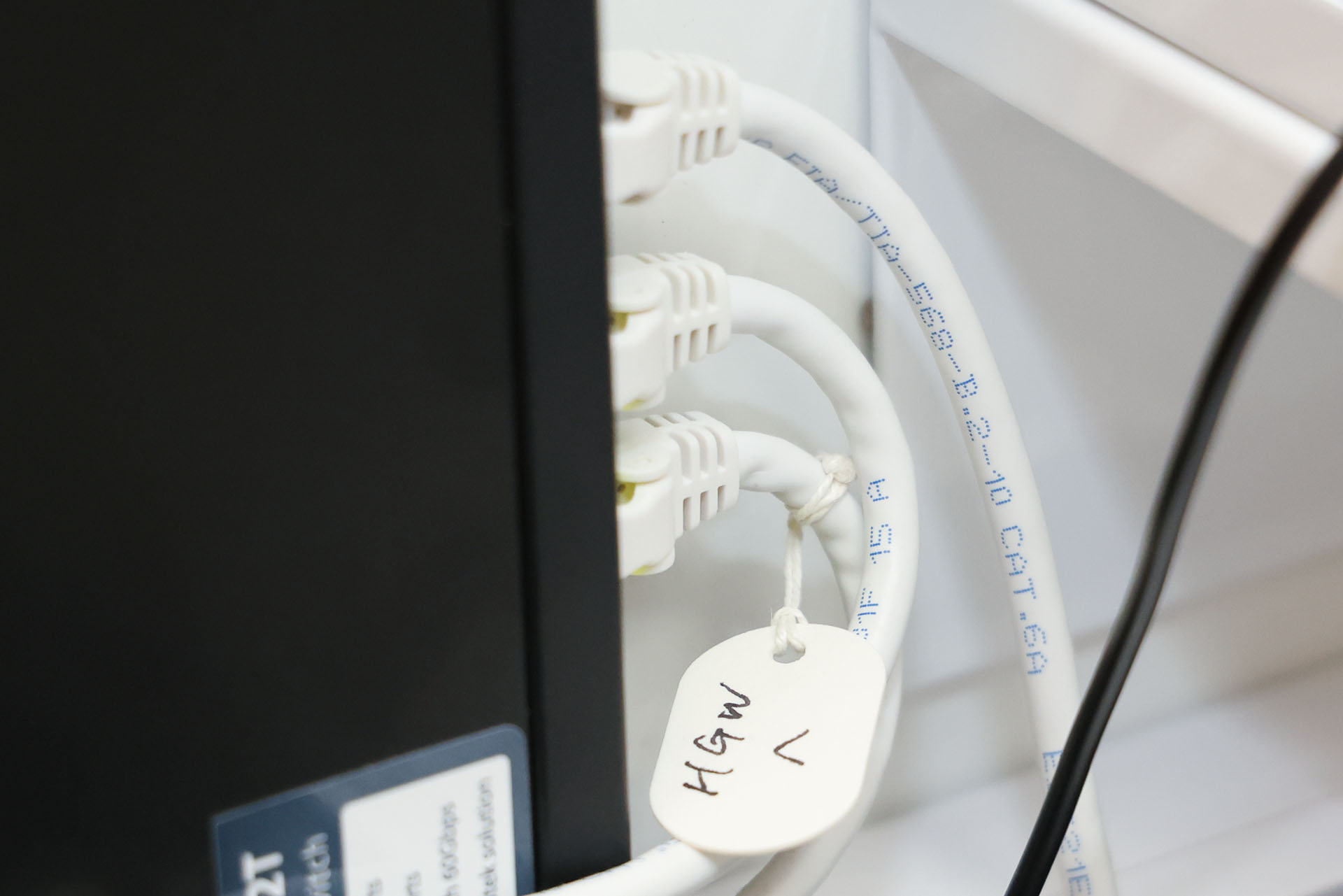 こんな感じで使用中。LANケーブルの両端に「このケーブルがどこにつながっているか」などを書いておくと、配線時に混乱しない。