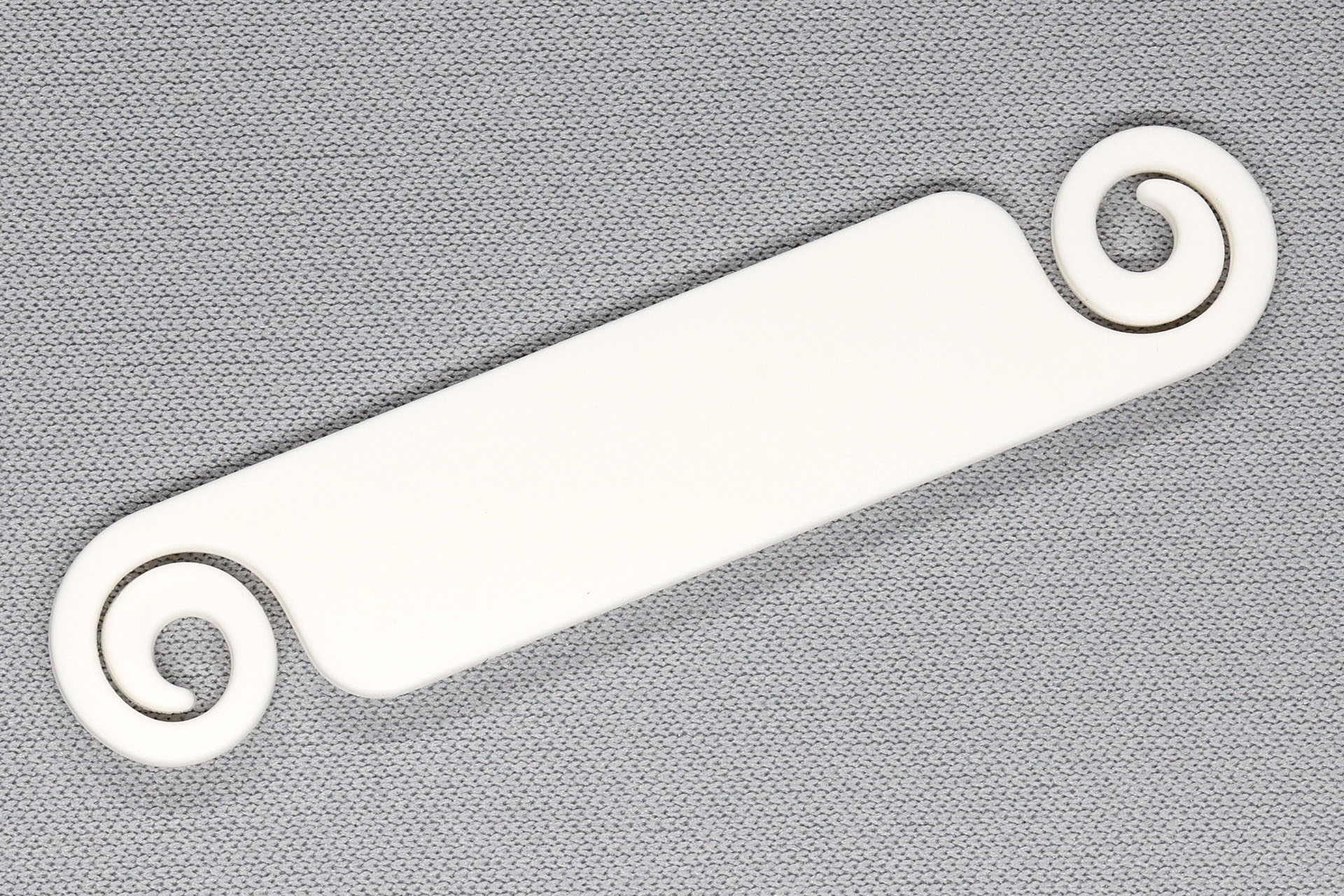 約長さ61×幅13×厚さ2mmのタグで、わりと柔軟で手触りはサラサラ。