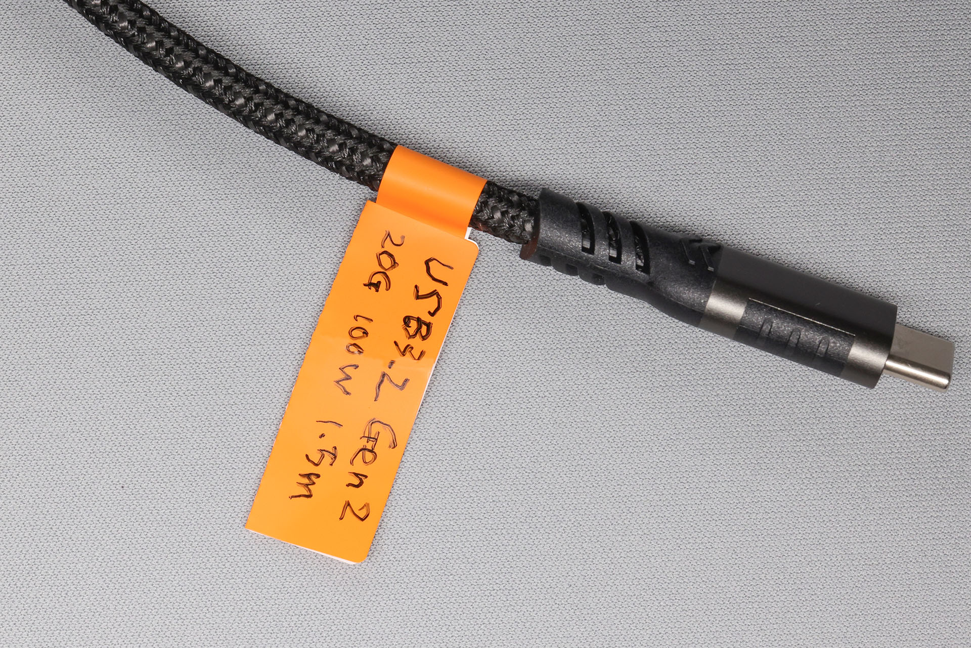 広い部分を二つ折りにして貼り合わせれば完成。この二つ折り部分中央にはミシン目が入っていて、きれいに二つ折りにできる。……字が汚～い。