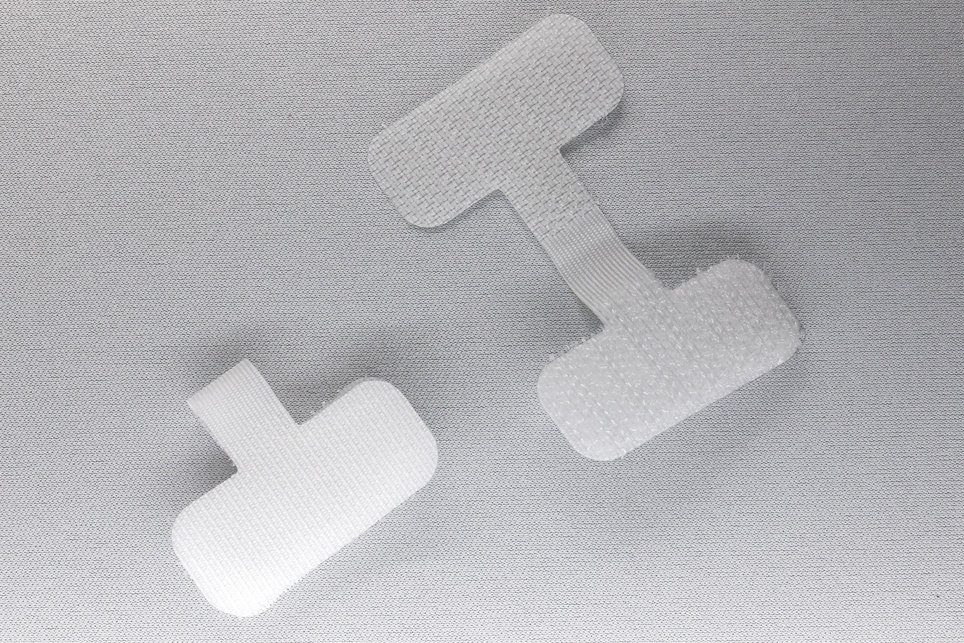 面ファスナーで作成したような感じのケーブルタグで、内側の面ファスナーでケーブルに留められる。表側には若干の凹凸があるものの、細字の油性マーカーなどで書き込める。