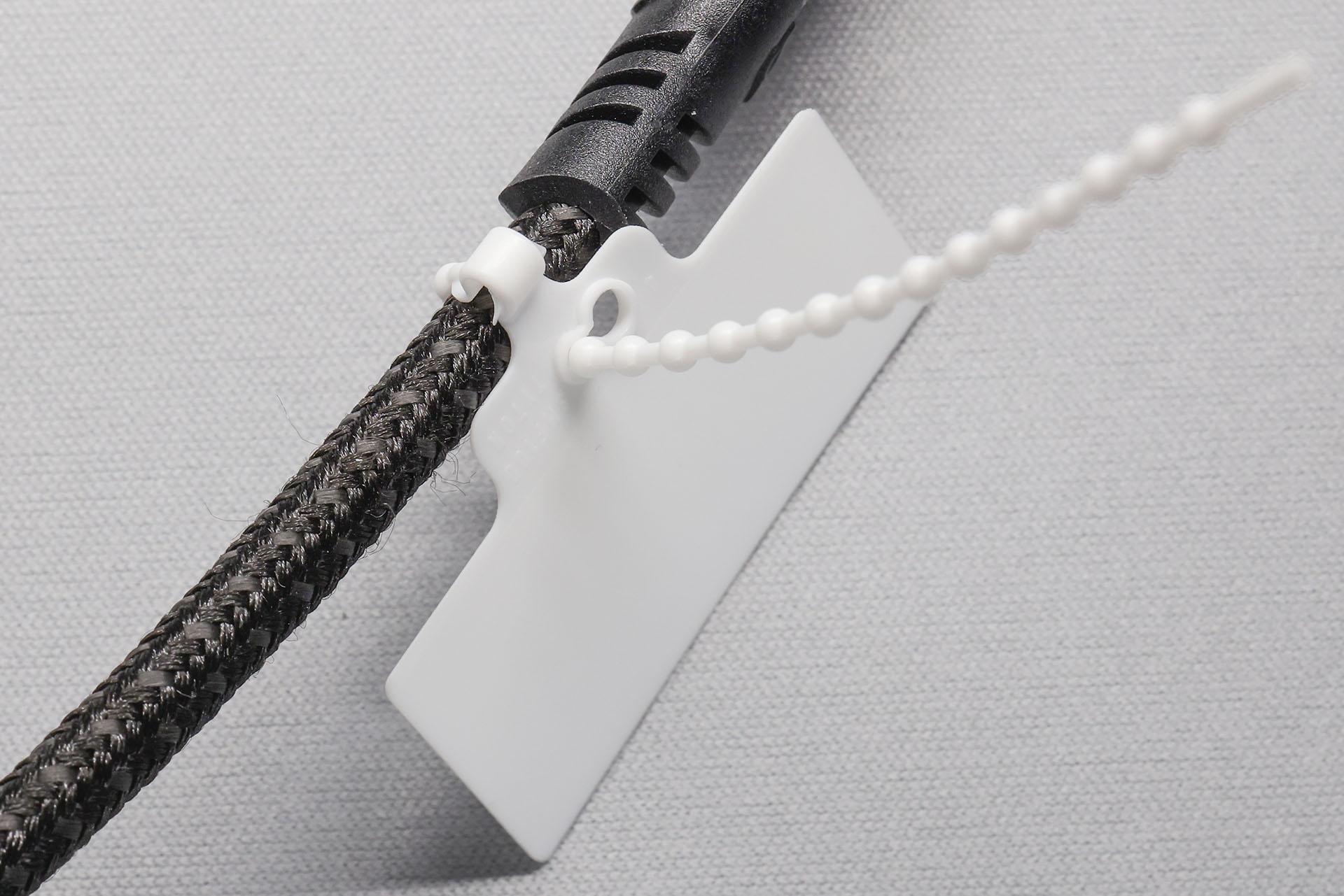 ワイヤーを引いた後、（この向きの場合は）左にカチッとロックされる感触があるまでワイヤーをズラす。ワイヤーは左側の小さいほうの穴に入り、そこで固定される。この状態でワイヤーが緩むことはない。ワイヤーをやや強く右側へズラせばカチッという感触とともにロックが外れる。そこから再びワイヤーを左側へ動かせば再度ロックできる。