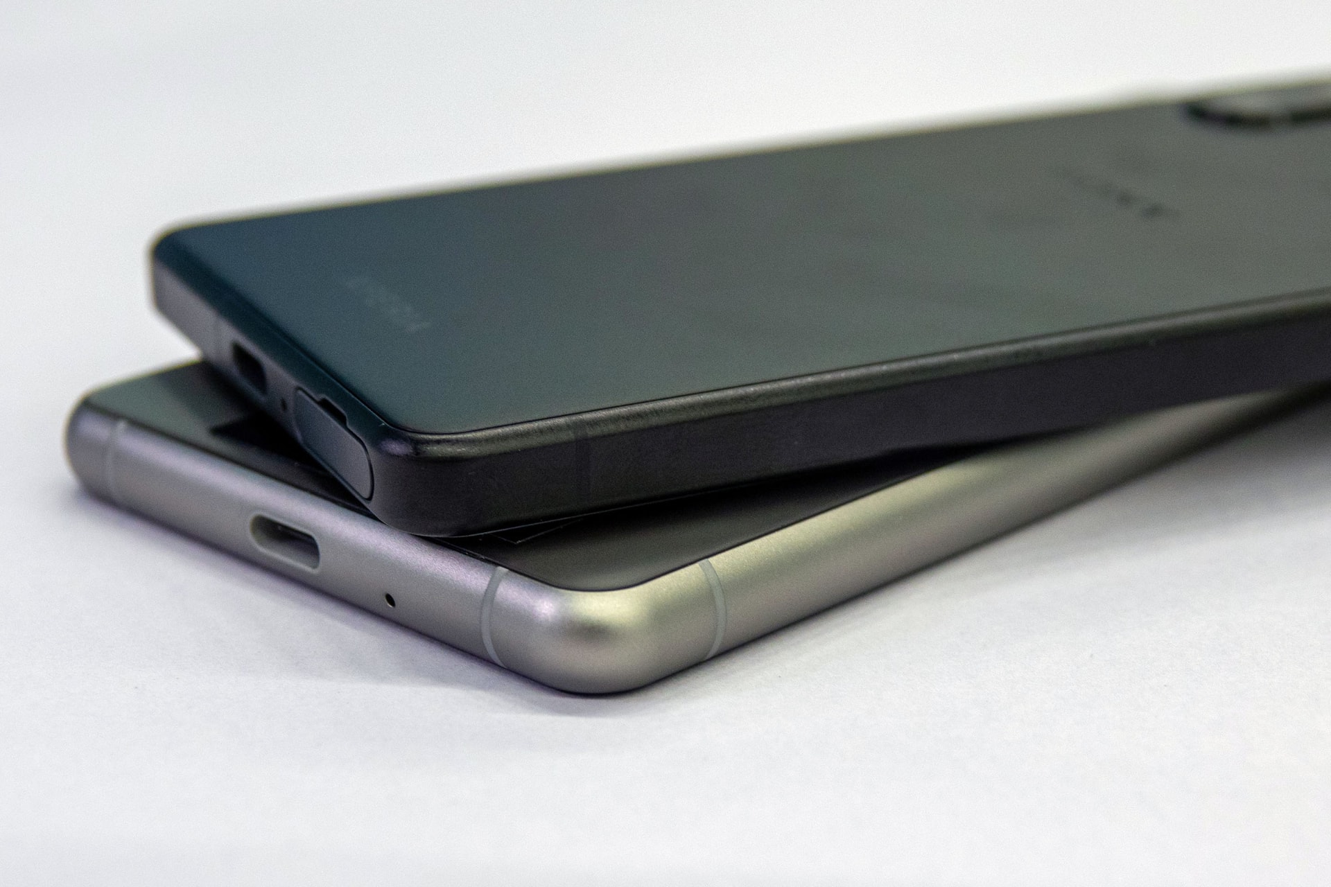 「Xperia 5 VI」（ブラック、上、左）と「Xperia 5 III」（ホワイト、下、右）