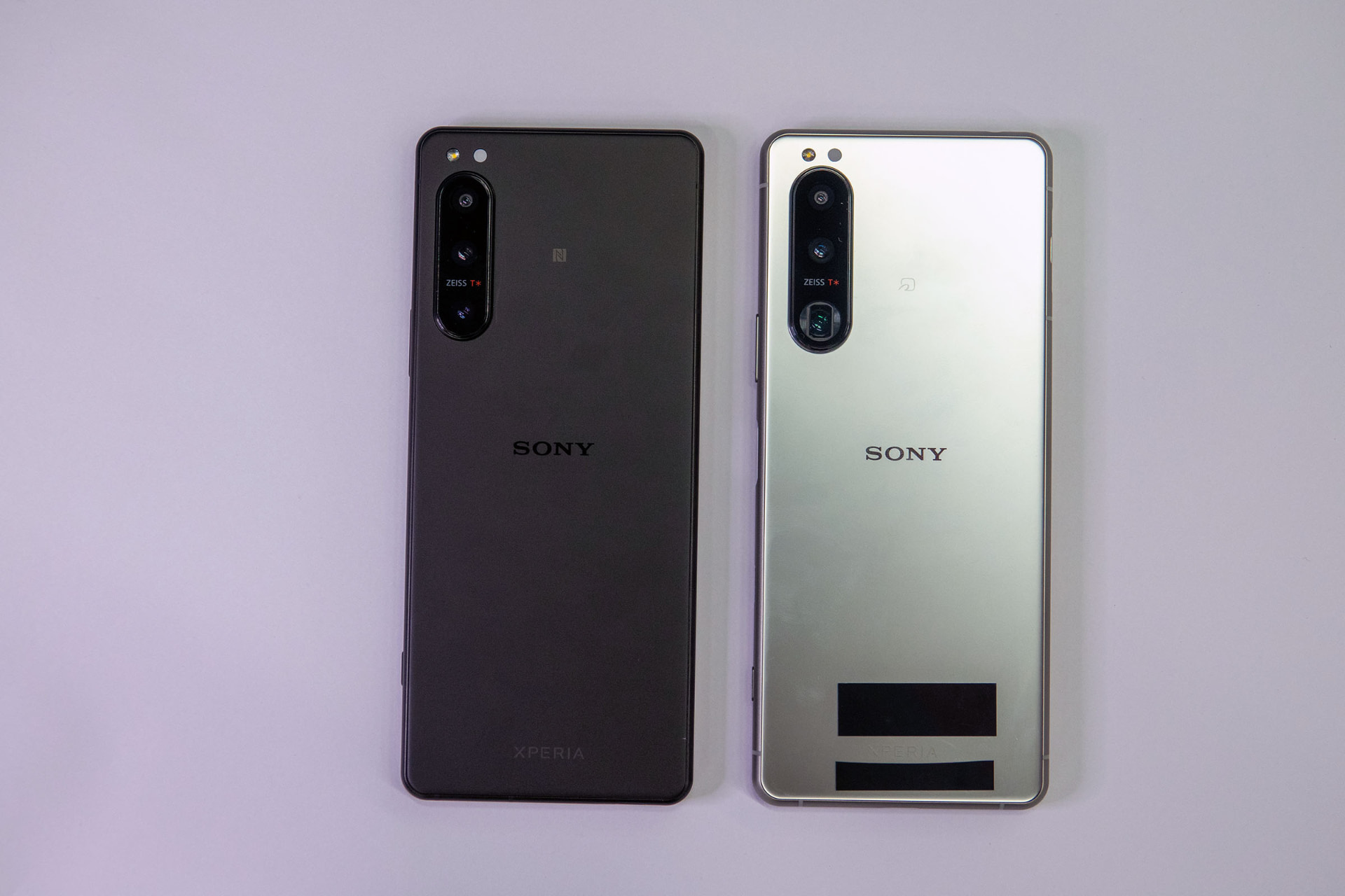 「Xperia 5 VI」（ブラック、上、左）と「Xperia 5 III」（ホワイト、下、右）