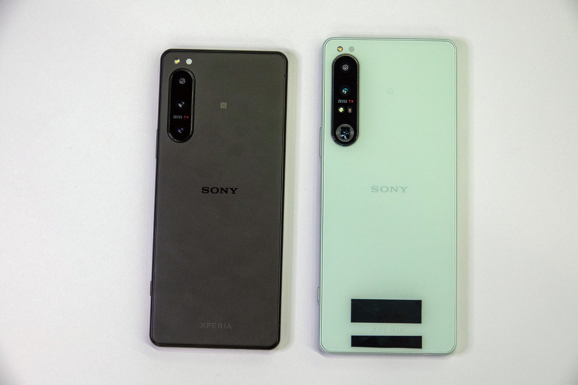 「Xperia 5 VI」（ブラック、上、左）と「Xperia 1 IV」（ホワイト、下、右）