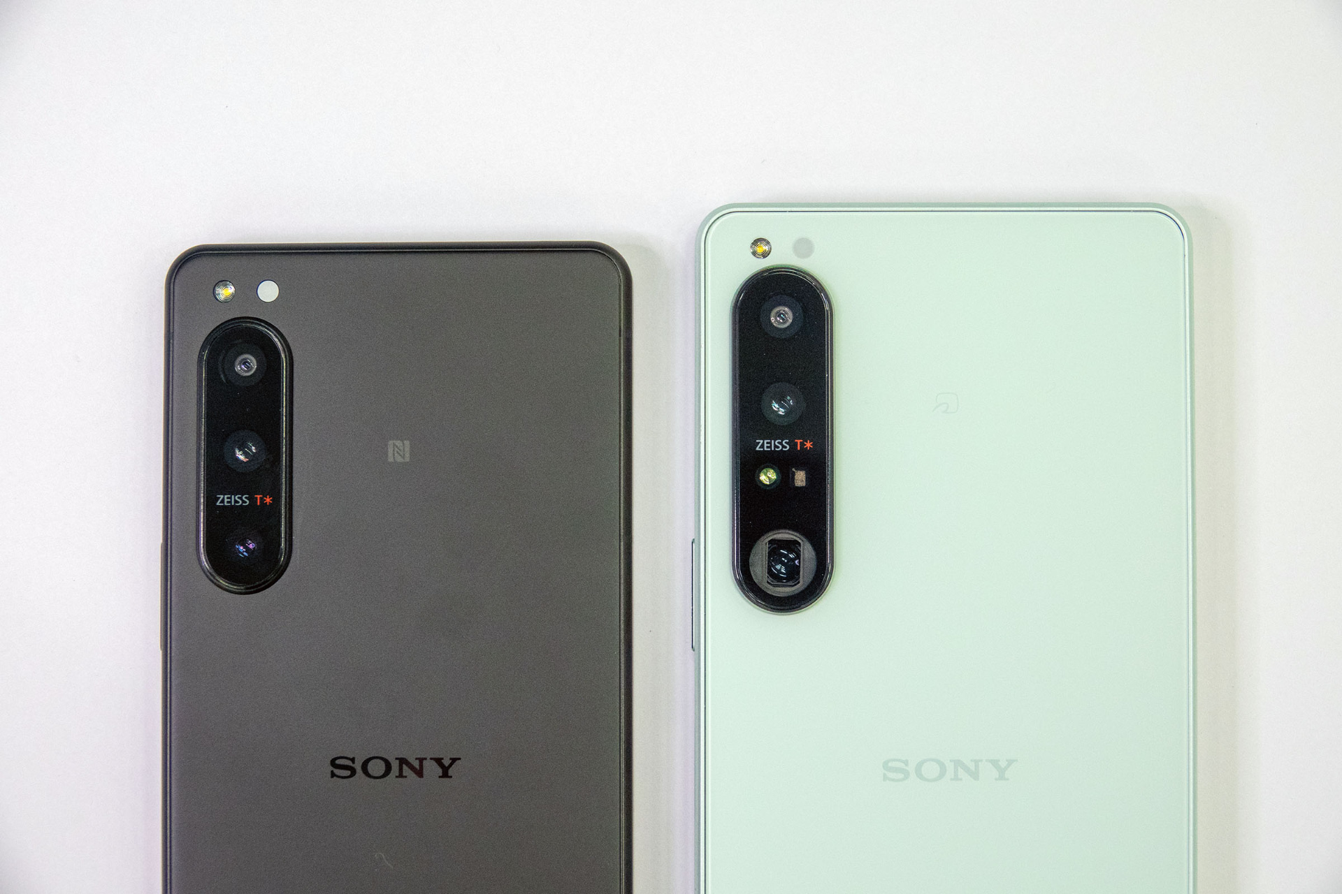 「Xperia 5 VI」（ブラック、上、左）と「Xperia 1 IV」（ホワイト、下、右）
