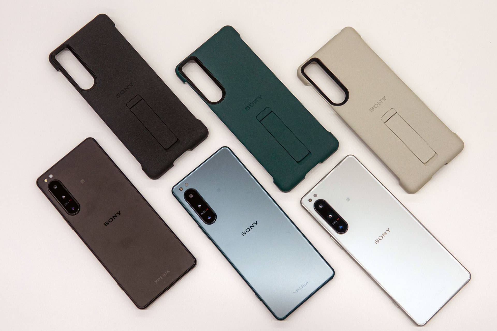 ブラックとグリーン、エクリュホワイト