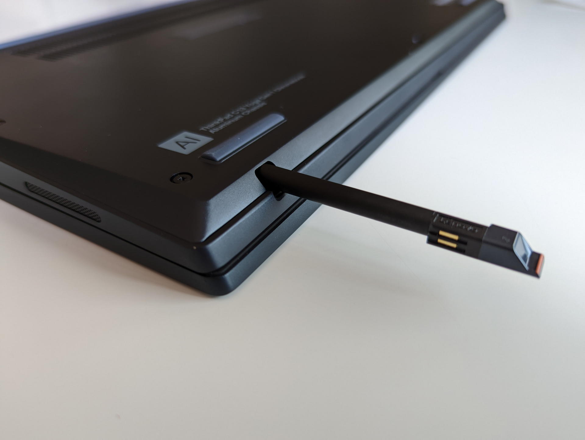 付属のUSIスタイラスは本体内に収納でき収納中に充電も出来る優れもの