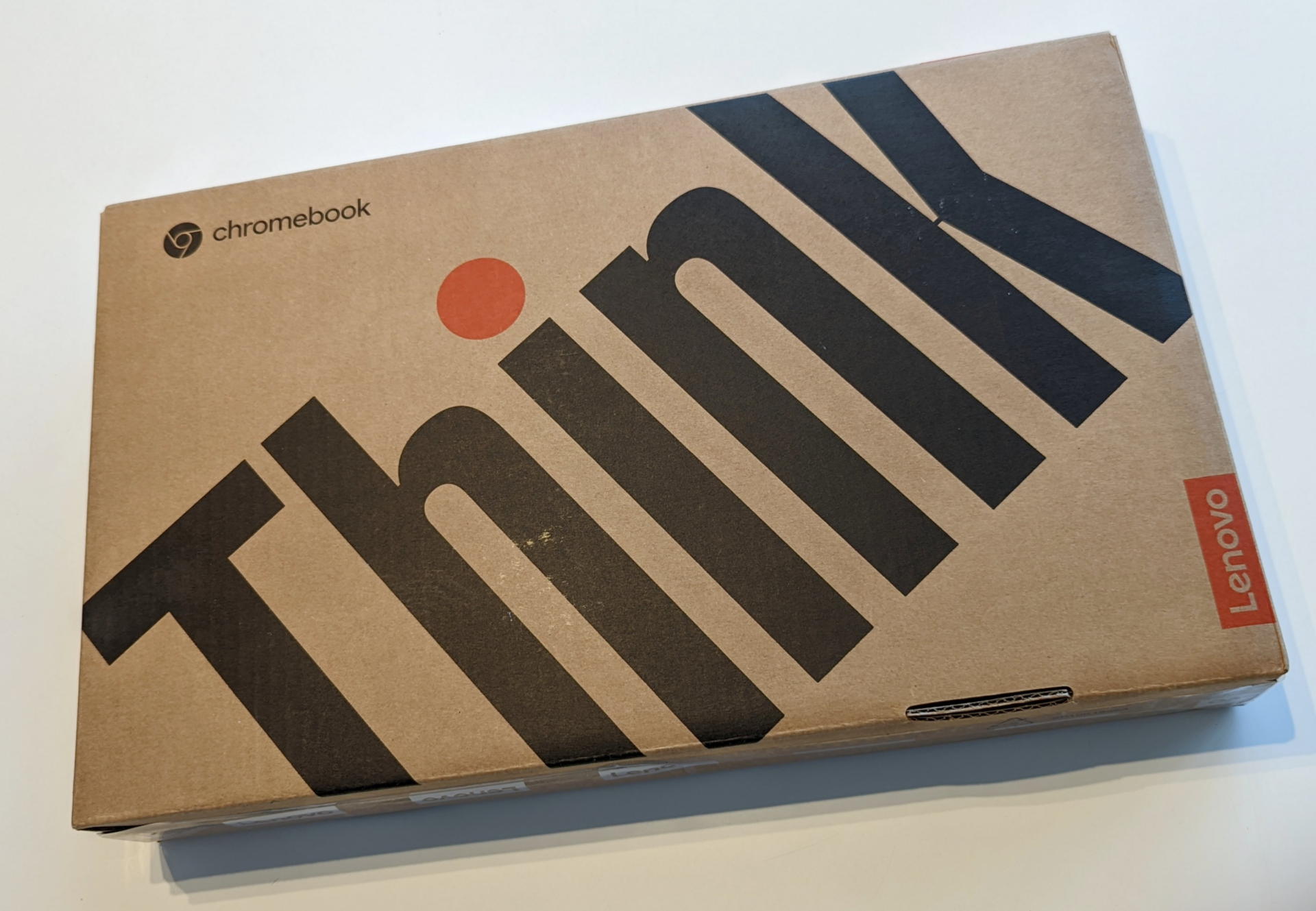 chromebookの文字が無ければごく普通のThinkPadと類似したパッケージ