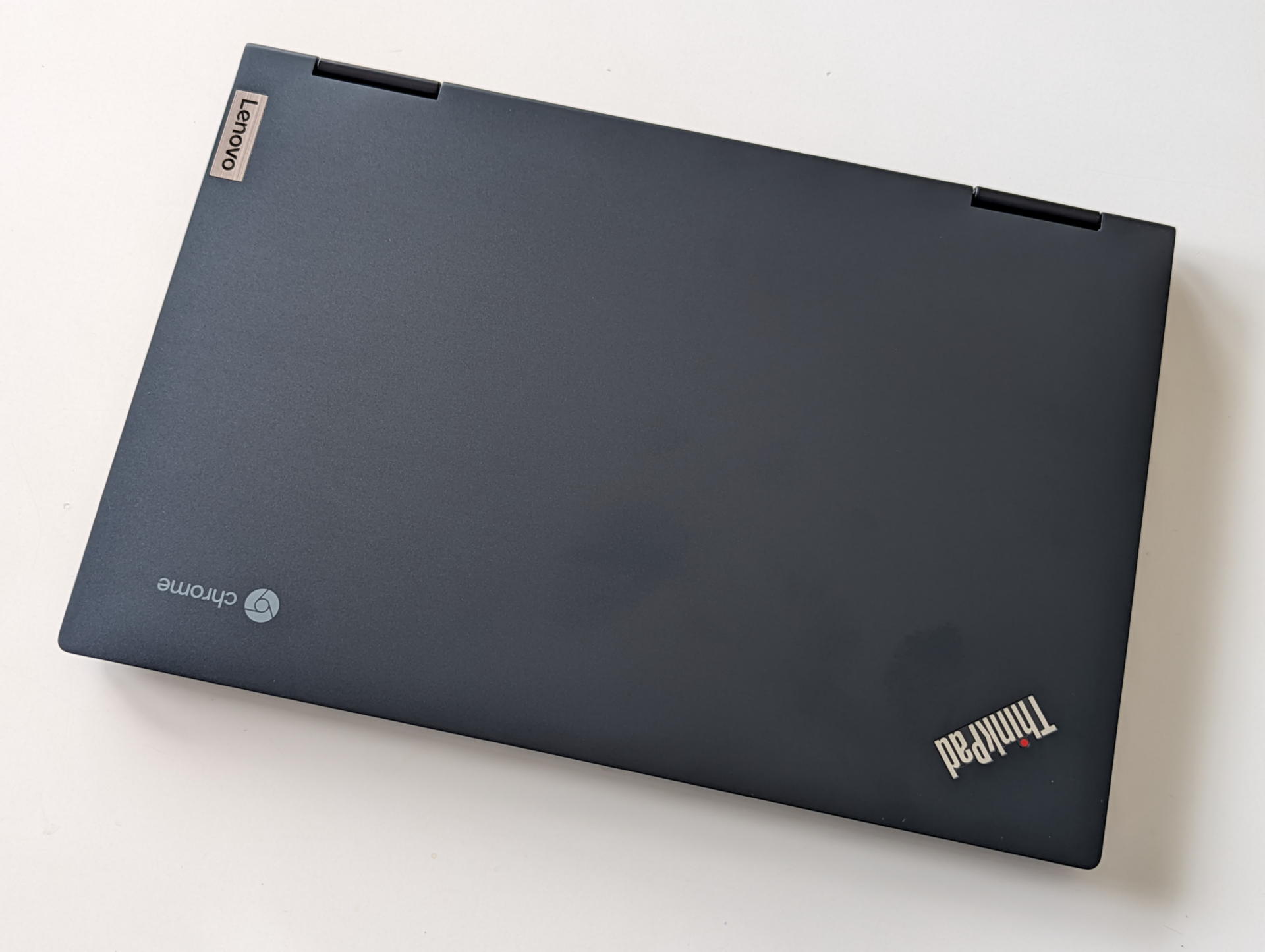 天板には”ThinkPad””chromebook””Lenovo”と3つもメーカー＆ブランドロゴがあってかなりウザい