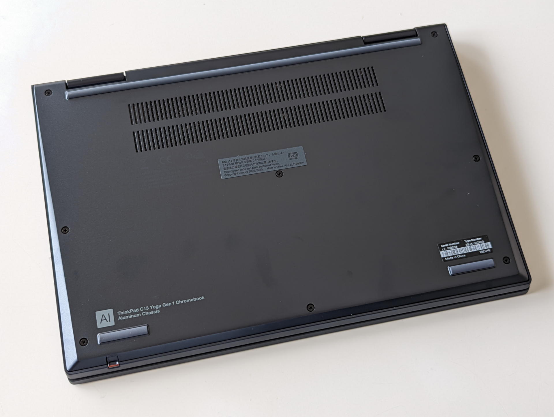 背面処理も極めてシンプルだ