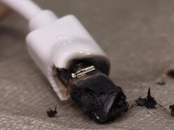 焼損した充電ケーブルのコネクター