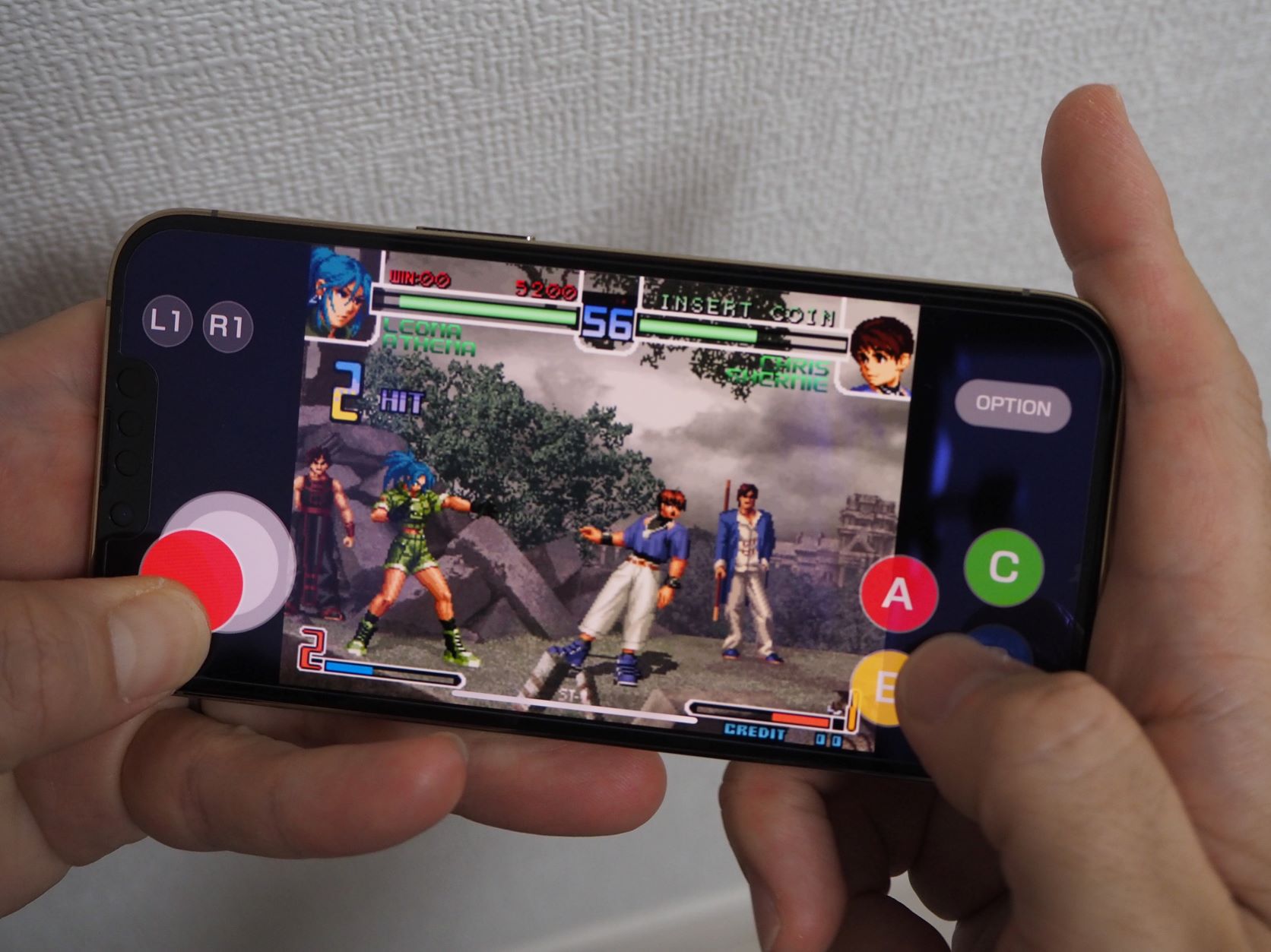 iOS版の「KOF 2002」をプレイ。バーチャルパッドでのプレイは思ったより快適だったが、しばらくプレイしていると指が痛くなる