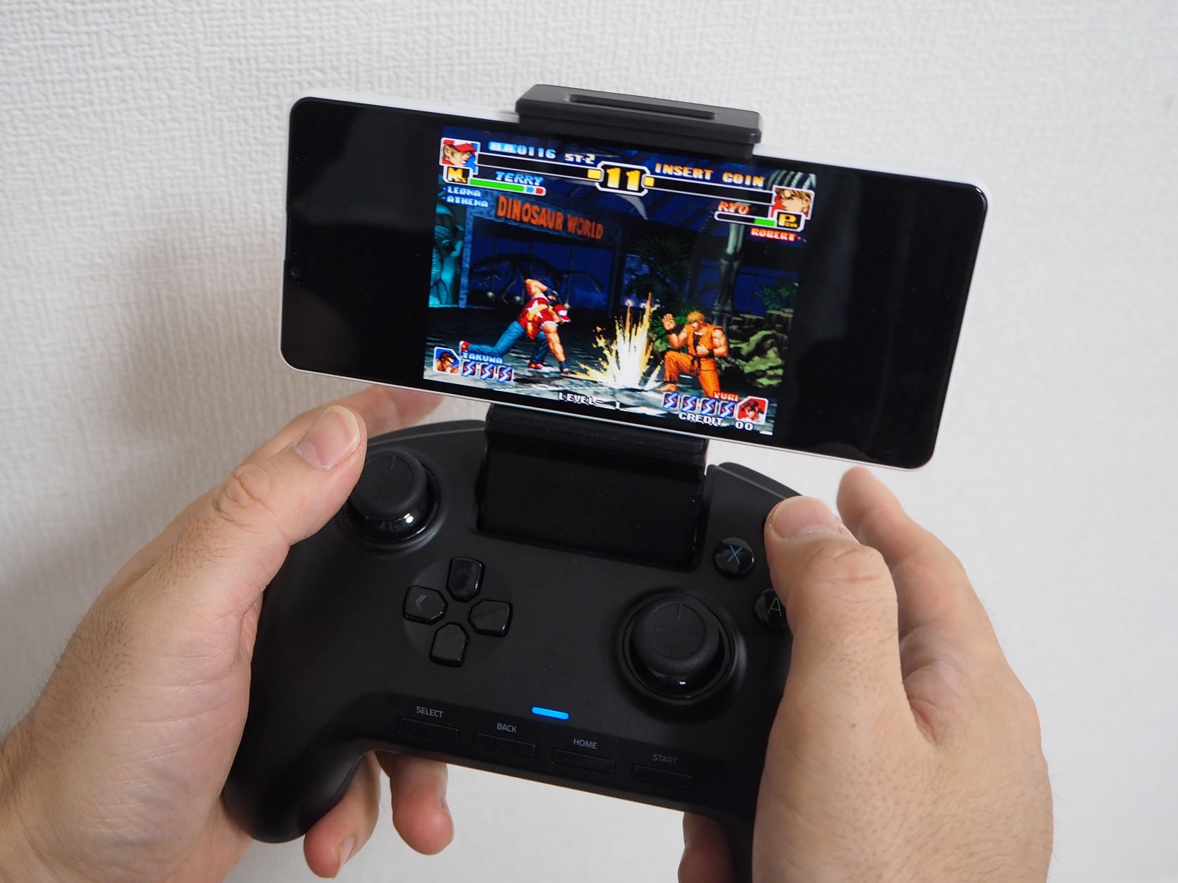 「Xperia 10 IV」にRaiju Mobileを接続して「KOF'99」をプレイ。タッチパネルでの操作と比べると快適にはなったが、Bluetooth接続なのでやや遅延があるのに注意