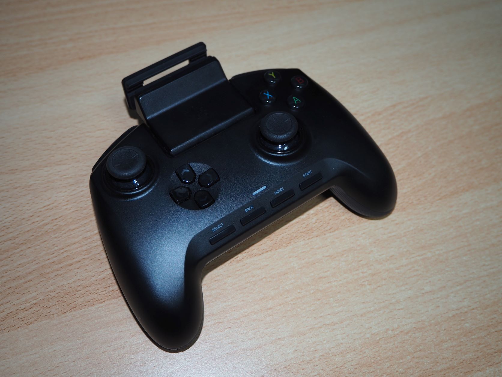 以前購入したAndroid用ゲームコントローラーの「Raiju Mobile」。元々2万円くらいしたのが半値以下になっていたので購入してみたものの、コントローラー対応ゲームがあまりないので出番がなかった