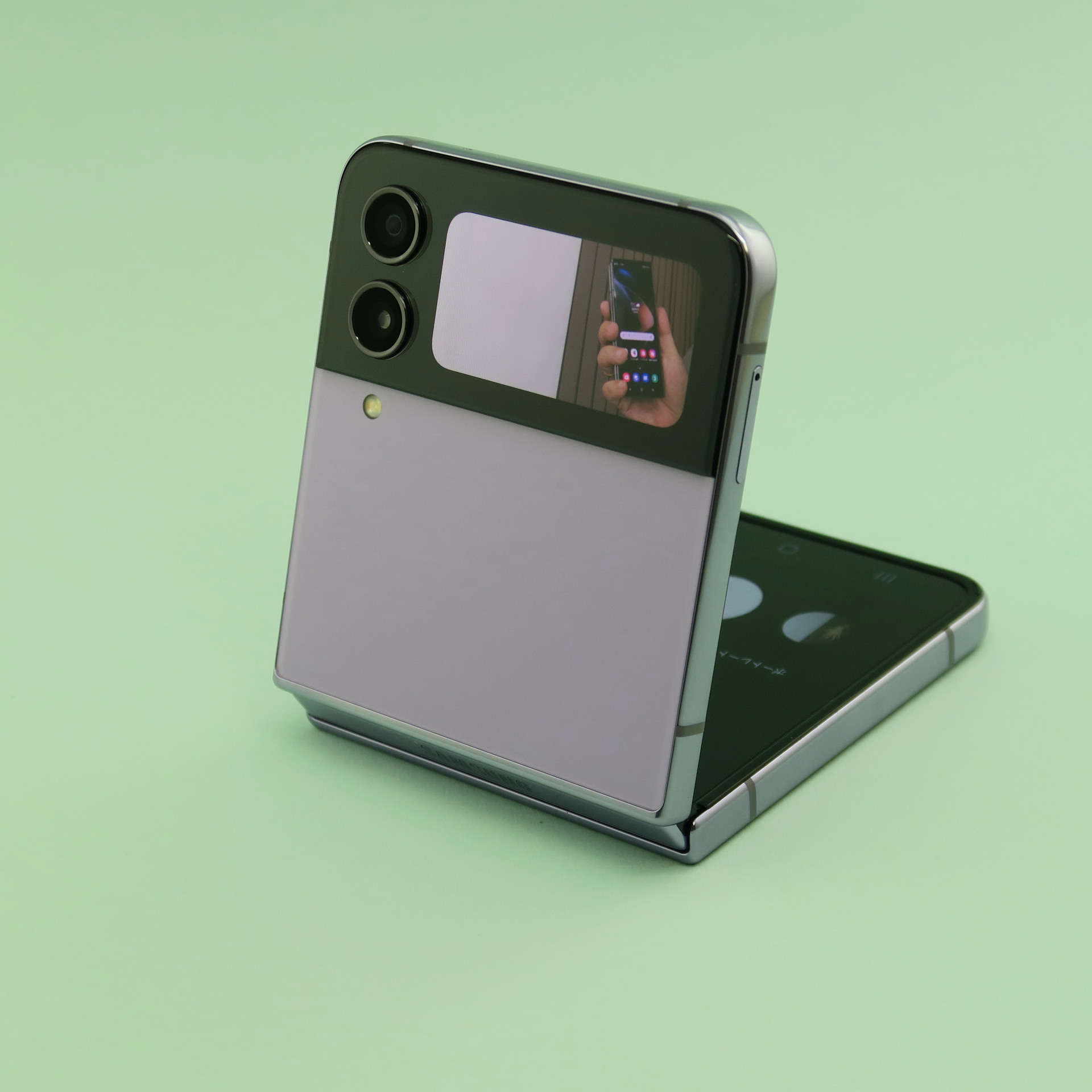 「Galaxy Z Flip4」でカメラ起動時、カバーディスプレイにプレビューを表示でき、被写体側から確認できる