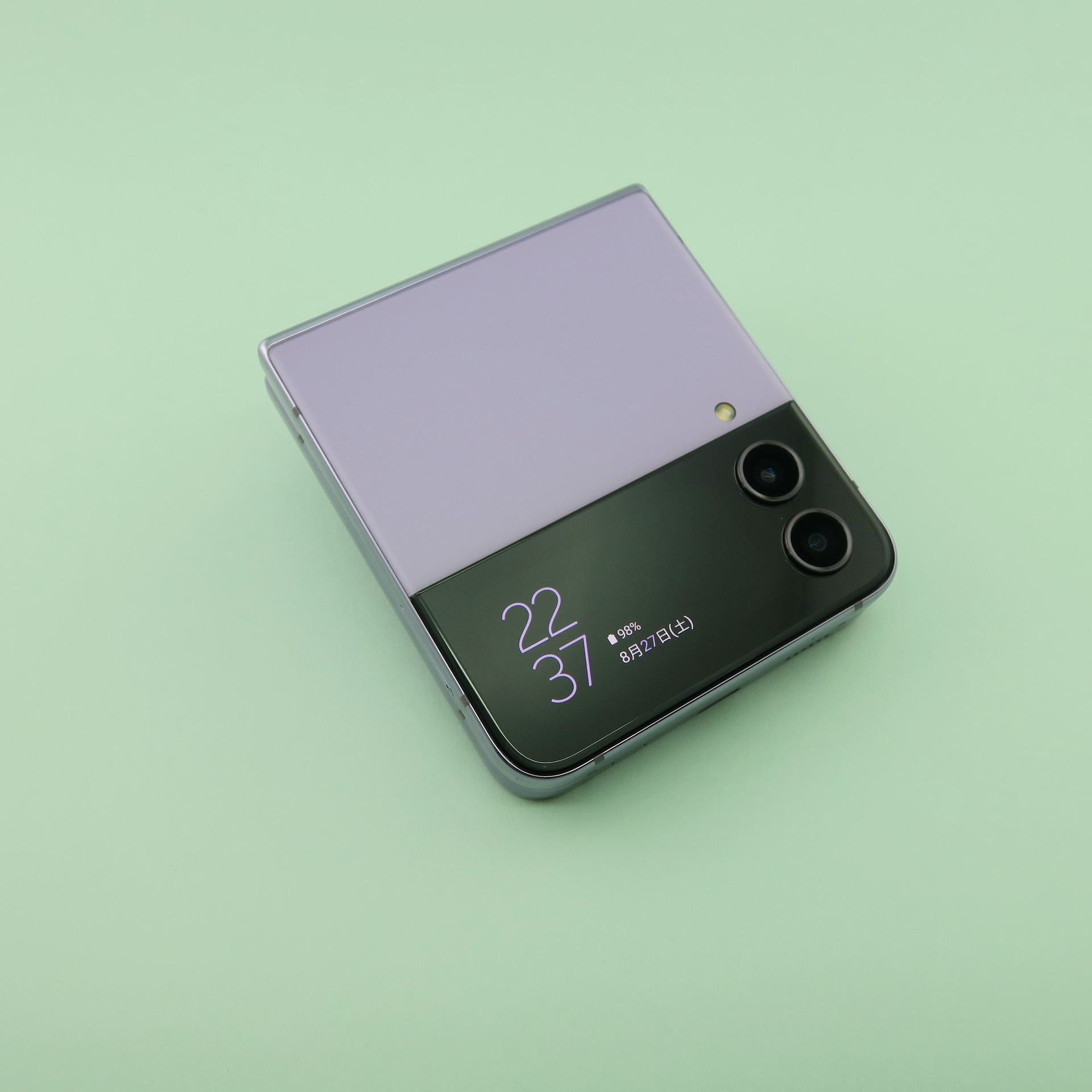 「Galaxy Z Flip4」を閉じた状態。デュアルカメラとカバーディスプレイを備える