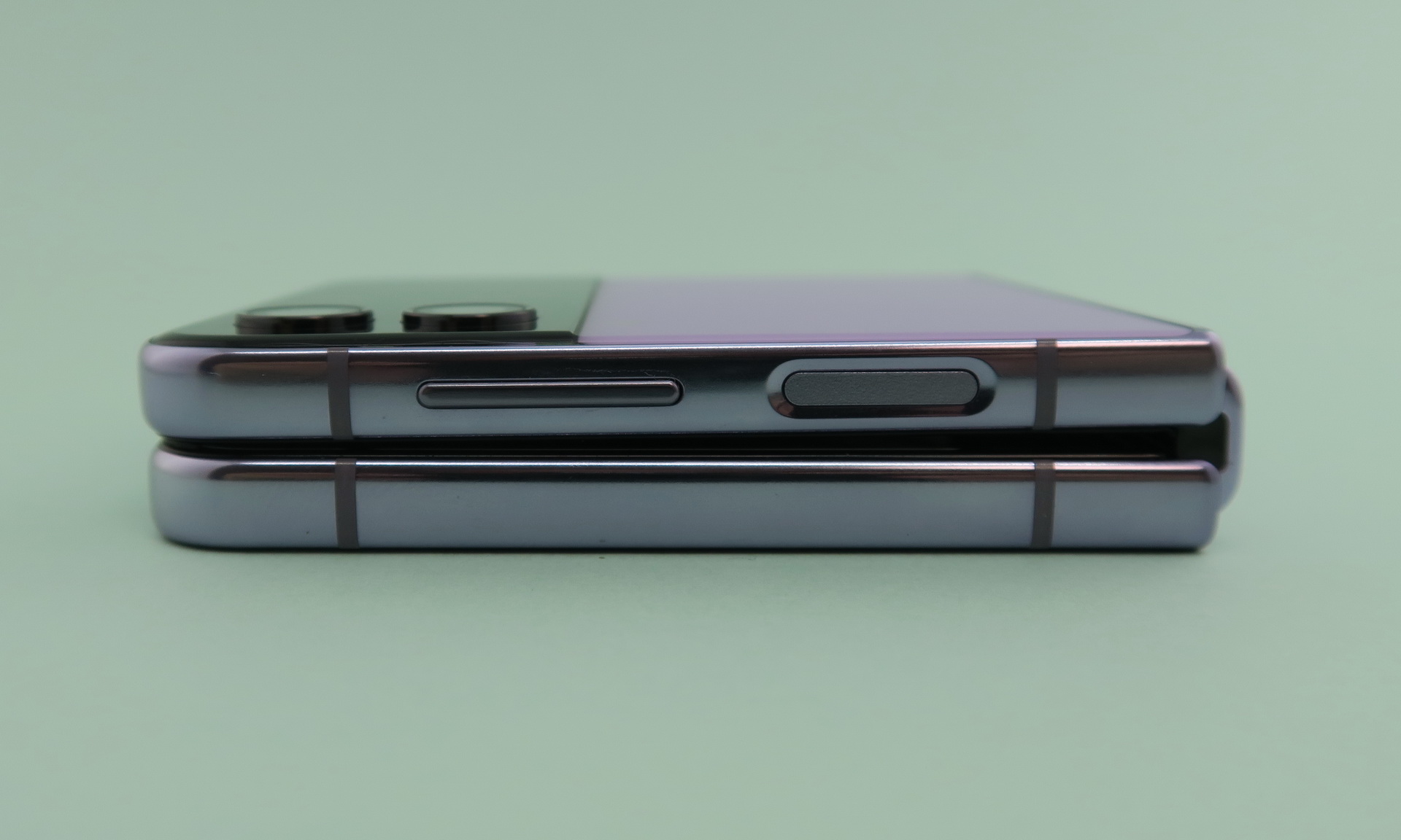 「Galaxy Z Flip4」を閉じた状態の右側面。電源ボタンには指紋センサーが内蔵されていて、ボタンは少し凹んだ位置にある