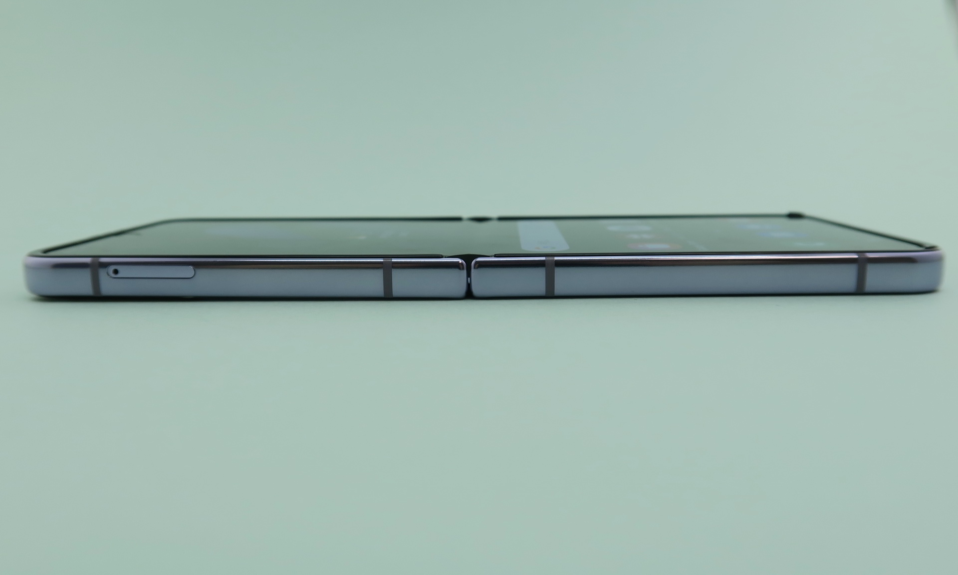「Galaxy Z Flip4」を開いた状態の左側面は、上部側筐体のSIMカードスロットのみ