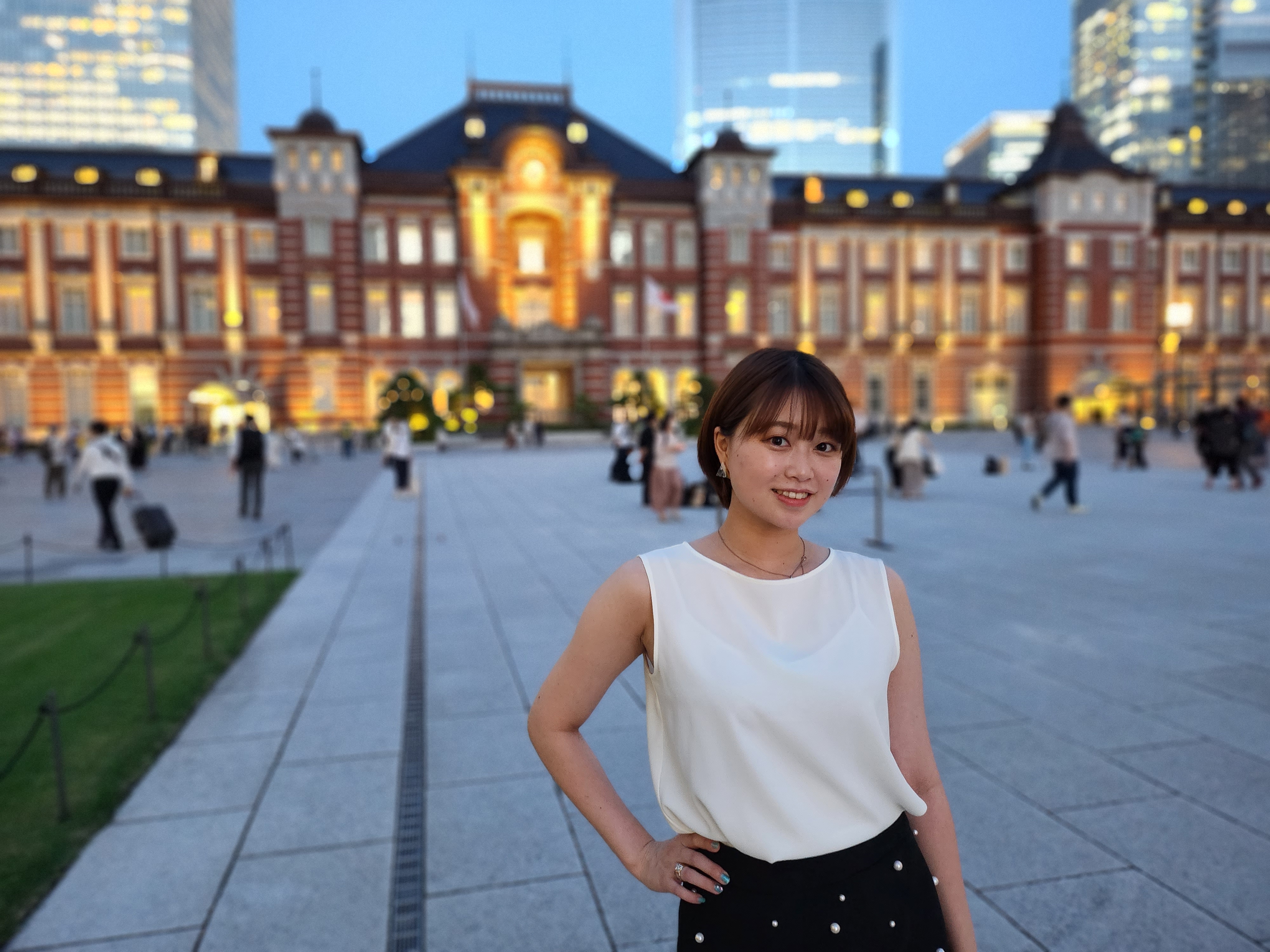 「Galaxy Z Flip4」の広角カメラを使い、夜景をバックにポートレートを撮影。モデル：葵木ひな（Twitter：@hina1006ta_aoki、<a href="http://bonbon-famin.com/">ボンボンファミン・プロダクション</a>）