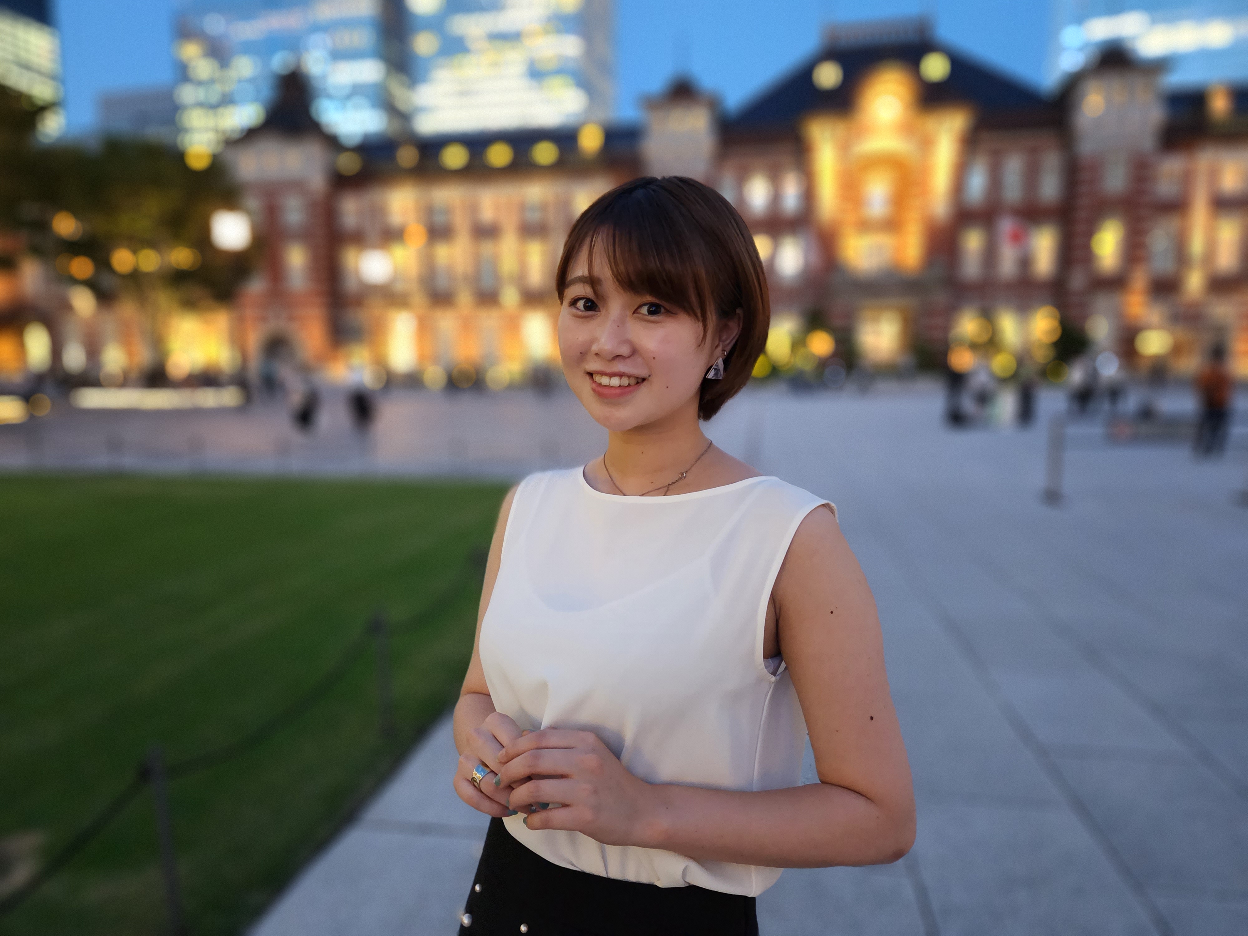 「Galaxy Z Fold4」の広角カメラを使い、夜景をバックにポートレートを撮影。モデル：葵木ひな（Twitter：@hina1006ta_aoki、<a href="http://bonbon-famin.com/">ボンボンファミン・プロダクション</a>）