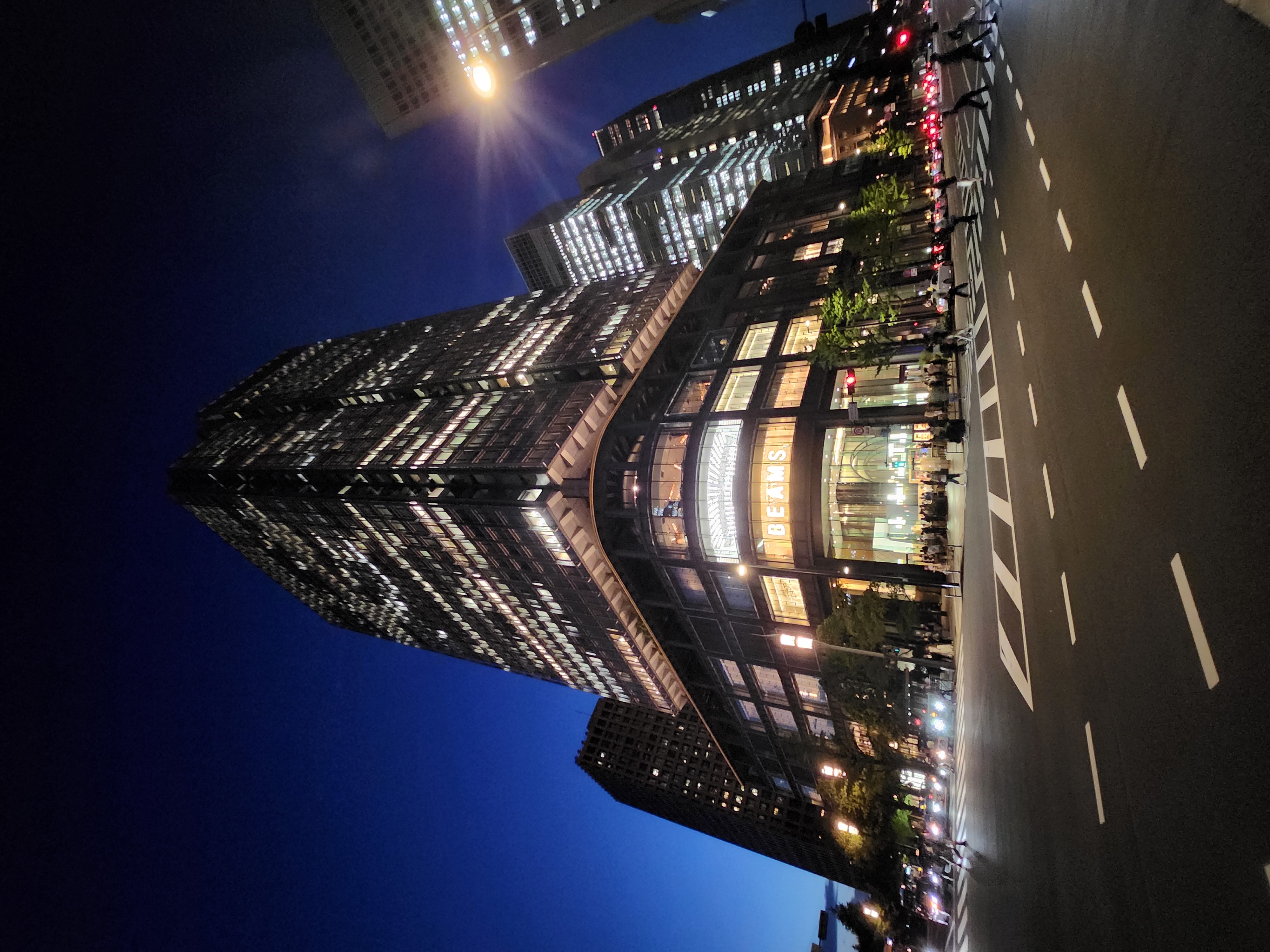 「Galaxy Z Fold4」の超広角カメラを使い、夜景を撮影