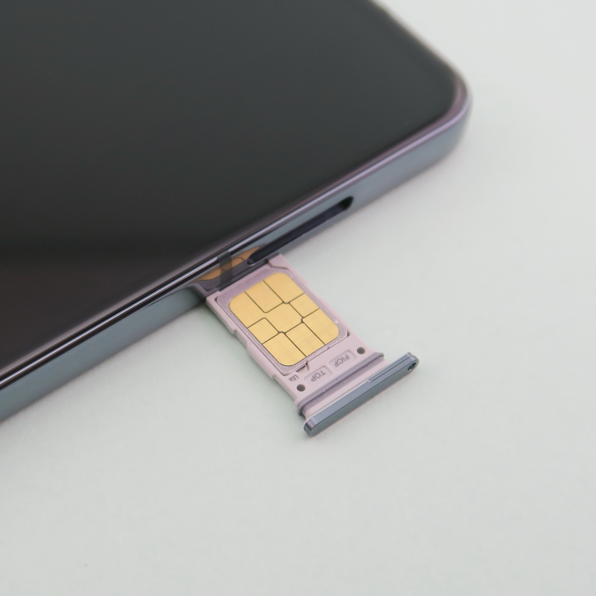 「Galaxy Z Fold4」のSIMカードトレイはピンで取り出すタイプ。表裏にnanoSIMカードを2枚、装着できるほか、eSIMにも対応する