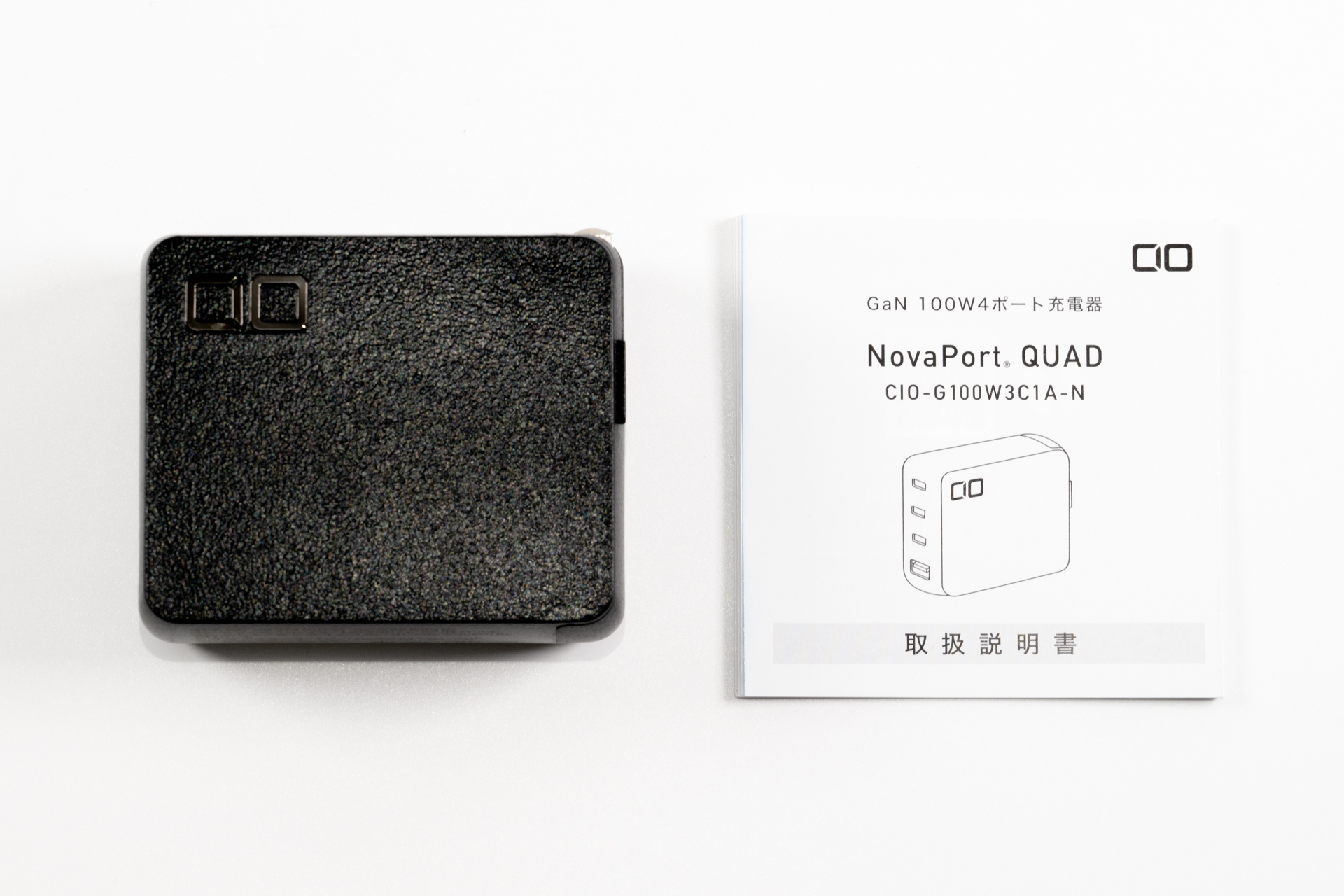内容物は充電器本体とマニュアルのみ。マニュアルとの対比でも本体が小さいのがわかる