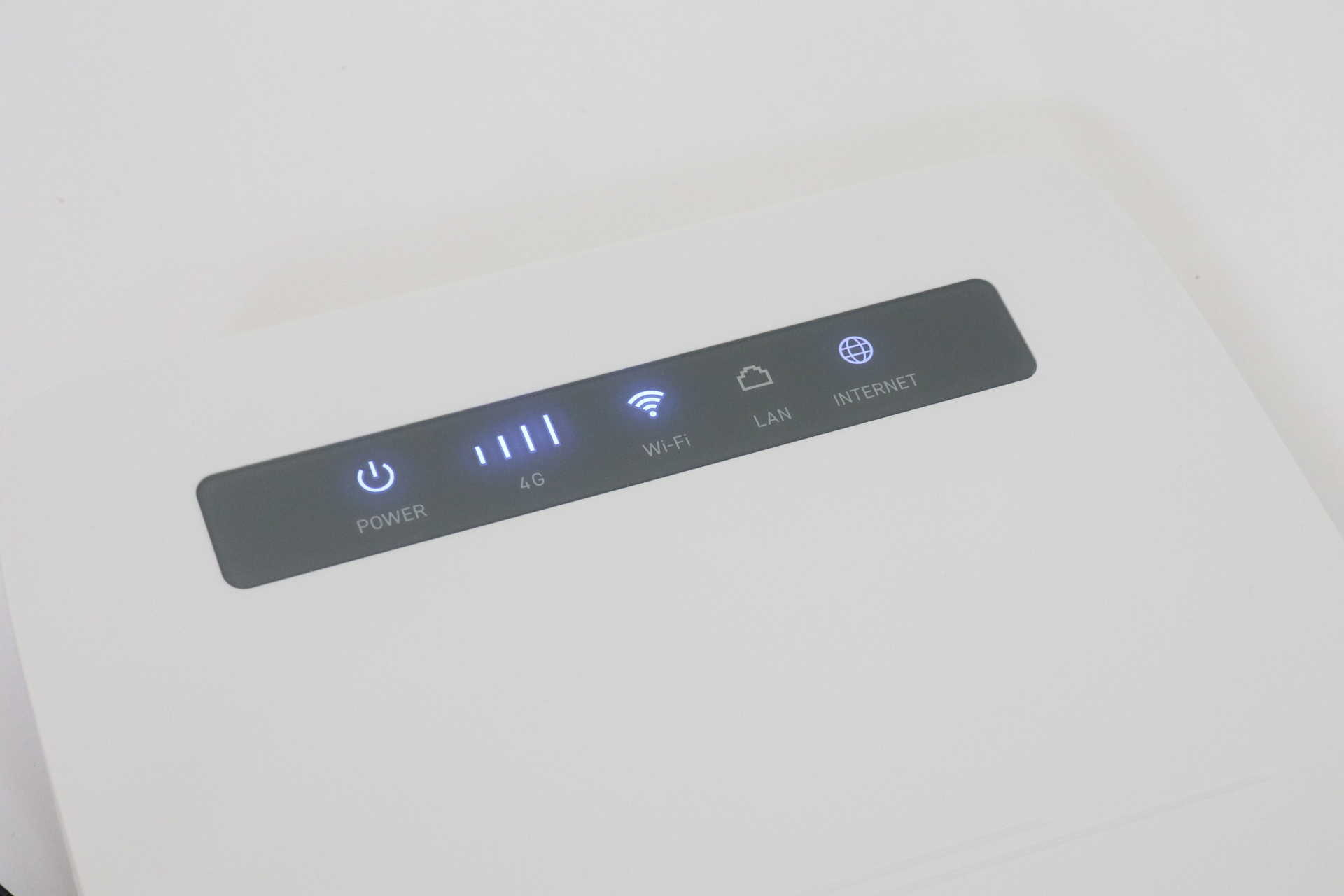 状態は青色LEDで表示。電波の強さによってアンテナの本数が変わる