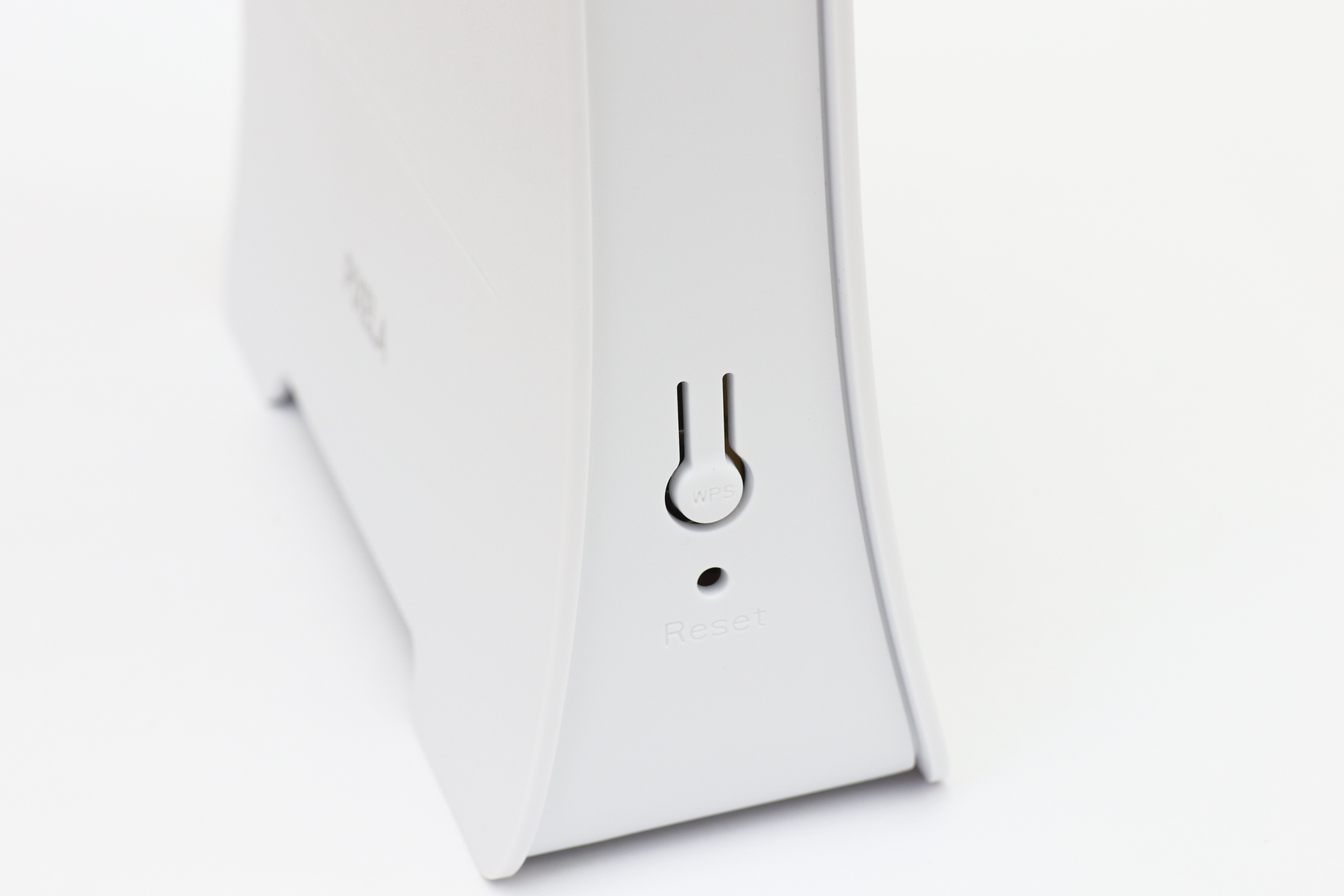 反対側にはWPSのボタンとリセットボタンの穴