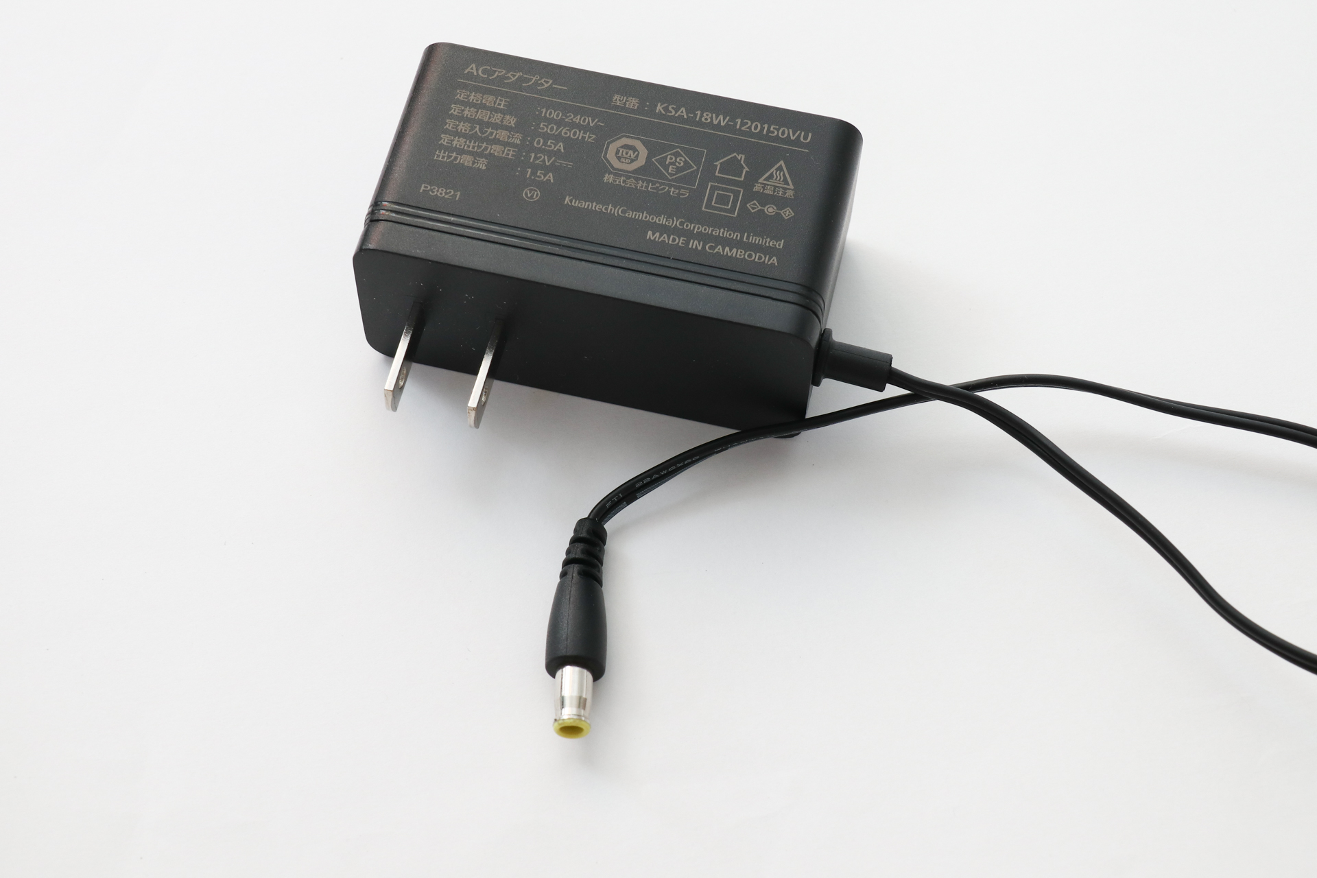 電源はACアダプター。12V1.5AタイプでコネクターはJEITA規格のDCプラグ