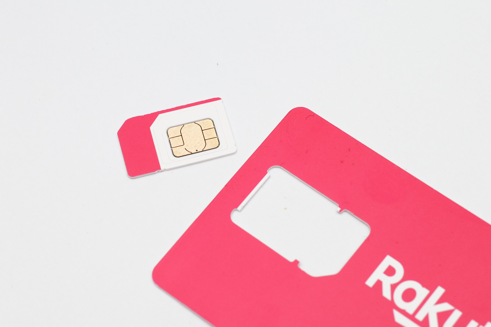 最近のSIMは、マルチカットで提供されることが多いため、いちばん大きな枠で切り取れば標準になる