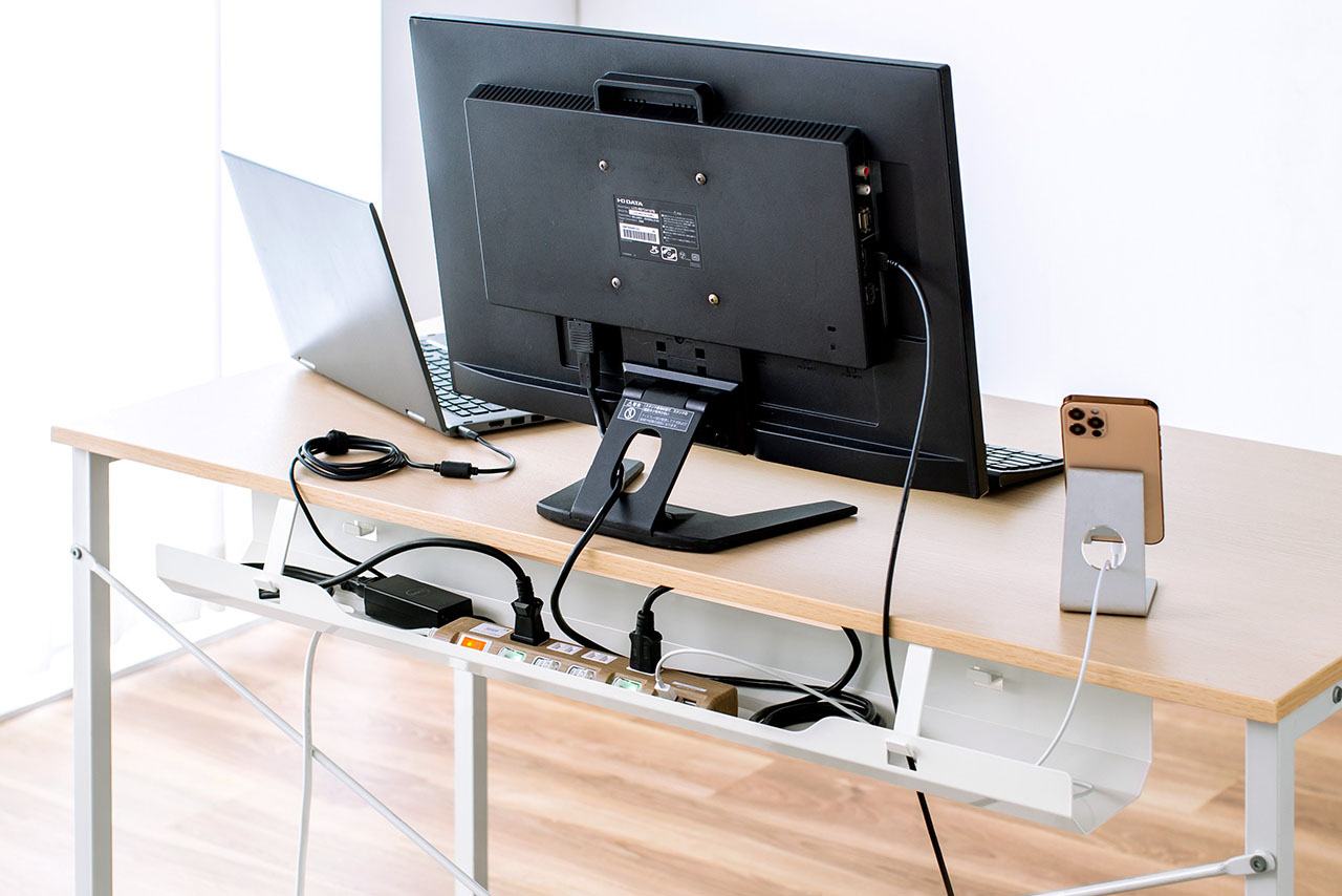 ケーブルやACアダプター、マルチタップなどを机の下につるす感じでまとめられる。