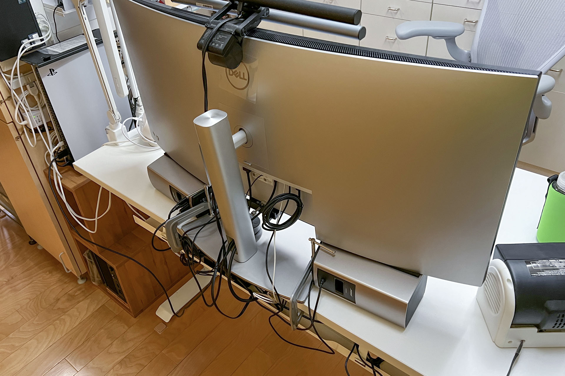 さっそく使ってみたらディスプレイ後方のケーブル類がバッチリ片付いた。ねじ止めなので机上にクランプなどが出ないのがナイス。