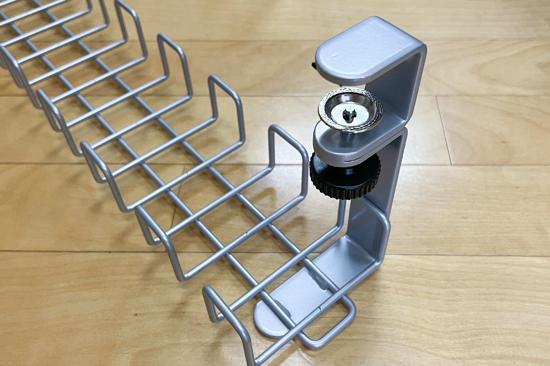 クランプ固定式なので、クランプ上部が机上に出てしまう。この部分がディスプレイ台座などと干渉すると、ディスプレイ位置などが制限されてしまったりする。