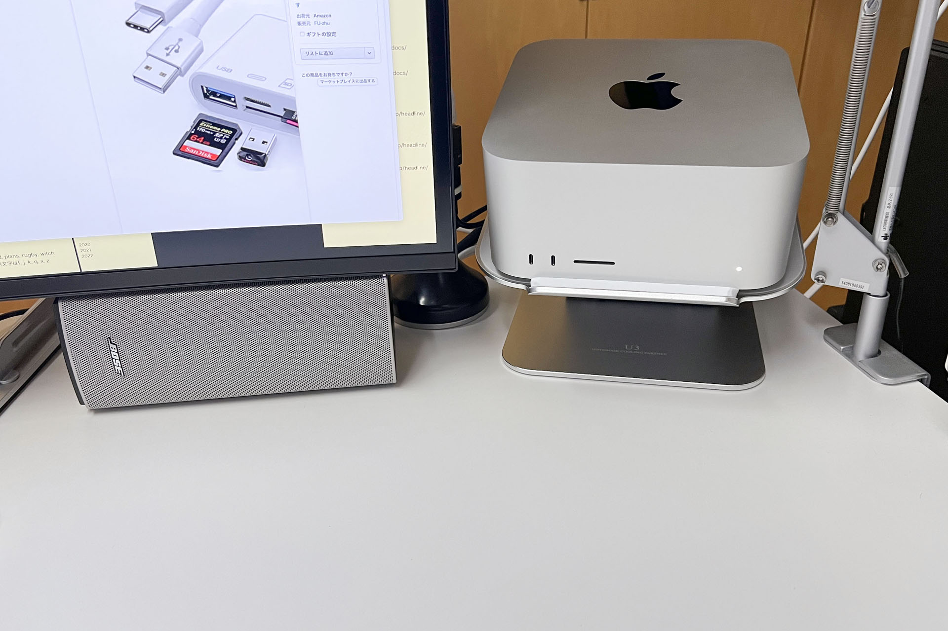 Mac StudioはノートPC用スタンドの上に乗せてディスプレイの右側に置いている。