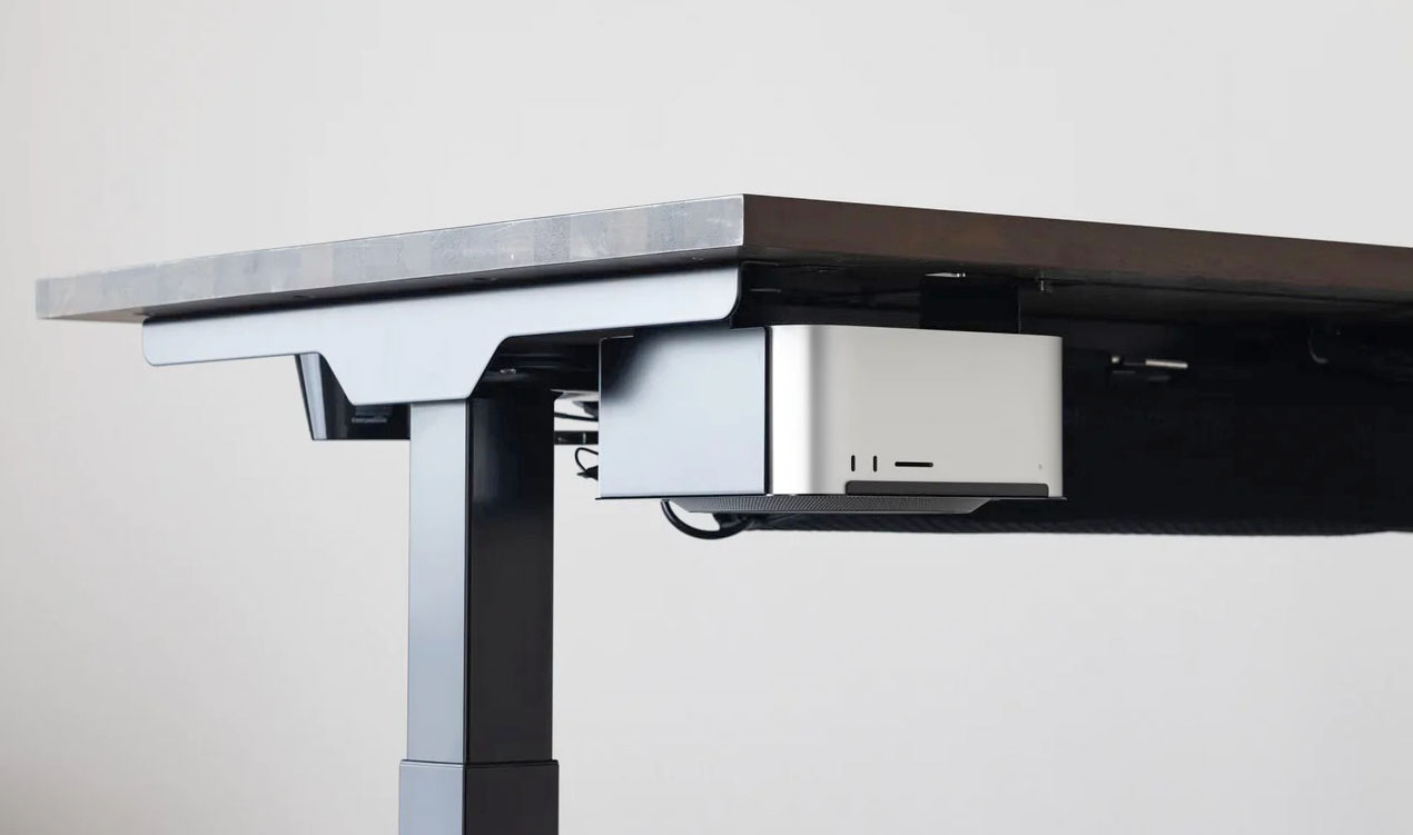 PREDUCTSの「MOUNT for Mac Studio」は、同社のデスク天板裏にMac Studioを設置するためのMac Studio用マウント。ねじ止めにも対応するため、一般的な机の天板裏にMac Studioをセットすることもできる。